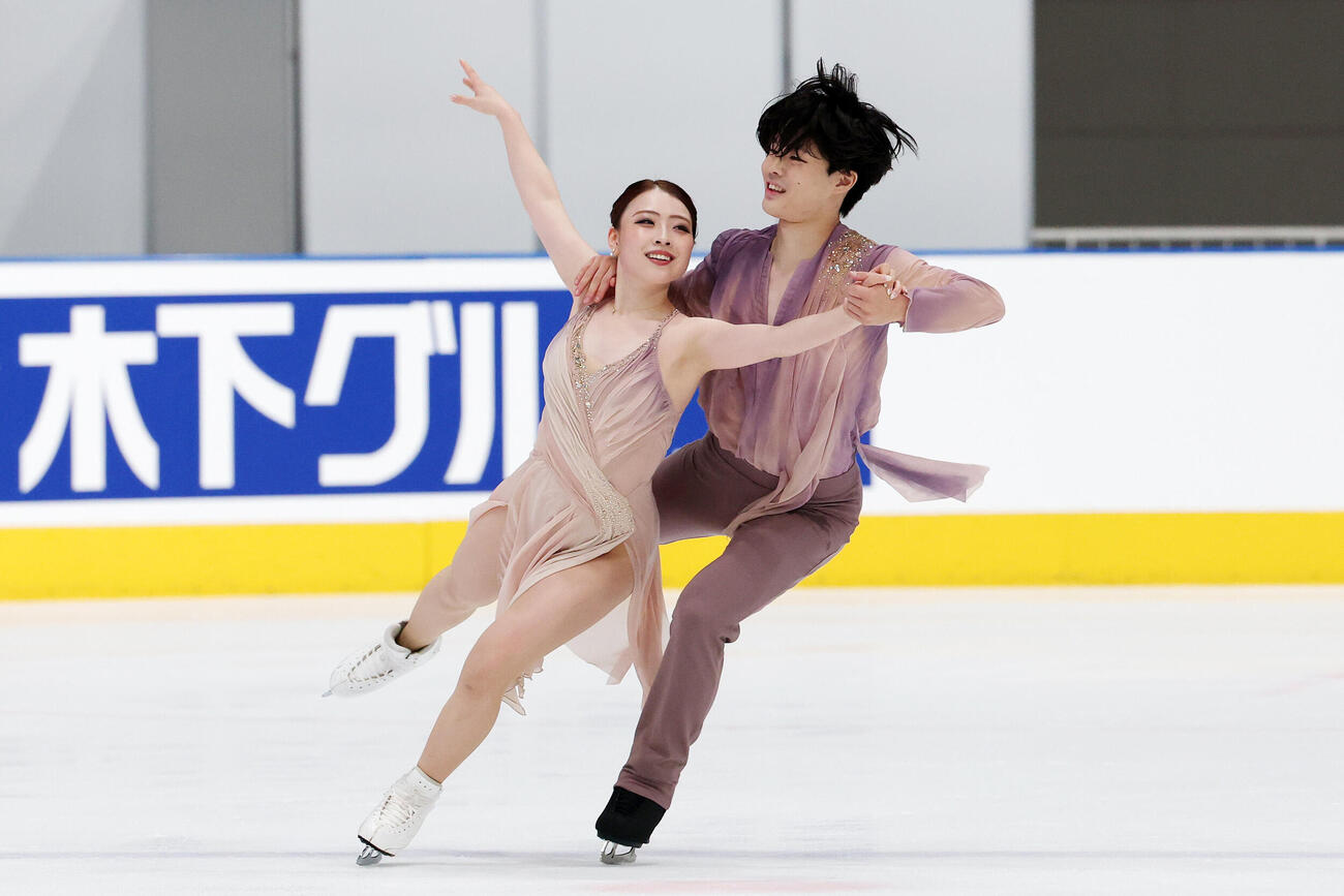 アイスダンスRDで華麗な演技を披露する紀平梨花、西山真瑚組（撮影・宮地輝）