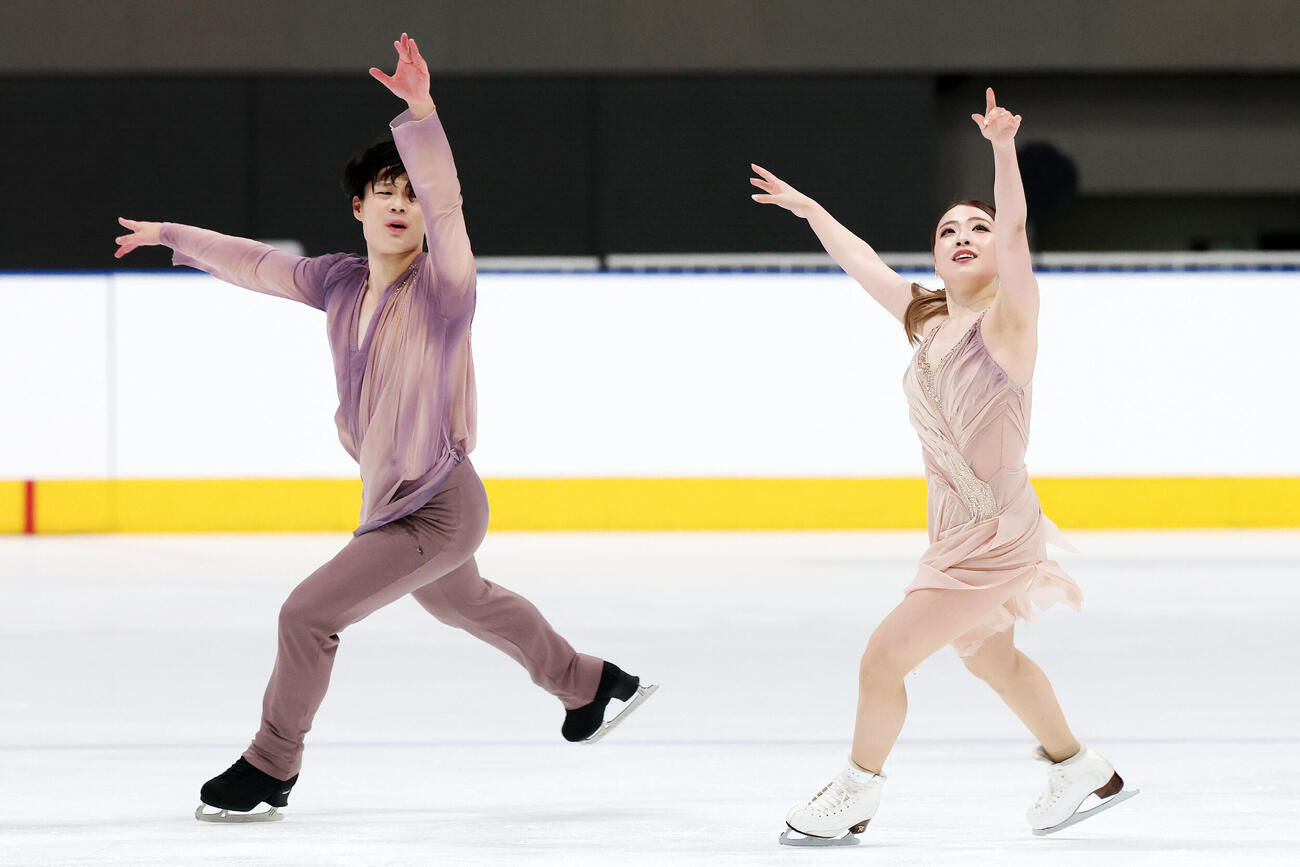 アイスダンスRDで華麗な演技を披露する紀平梨花、西山真瑚組（撮影・宮地輝）
