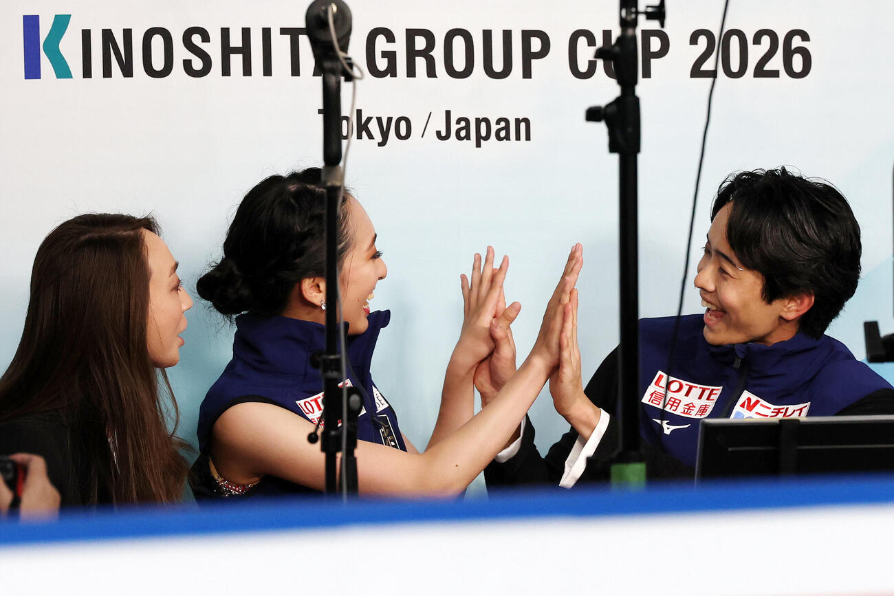 アイスダンスRDを終えキス・アンド・クライでタッチする櫛田育良、島田高志郎組（撮影・宮地輝）