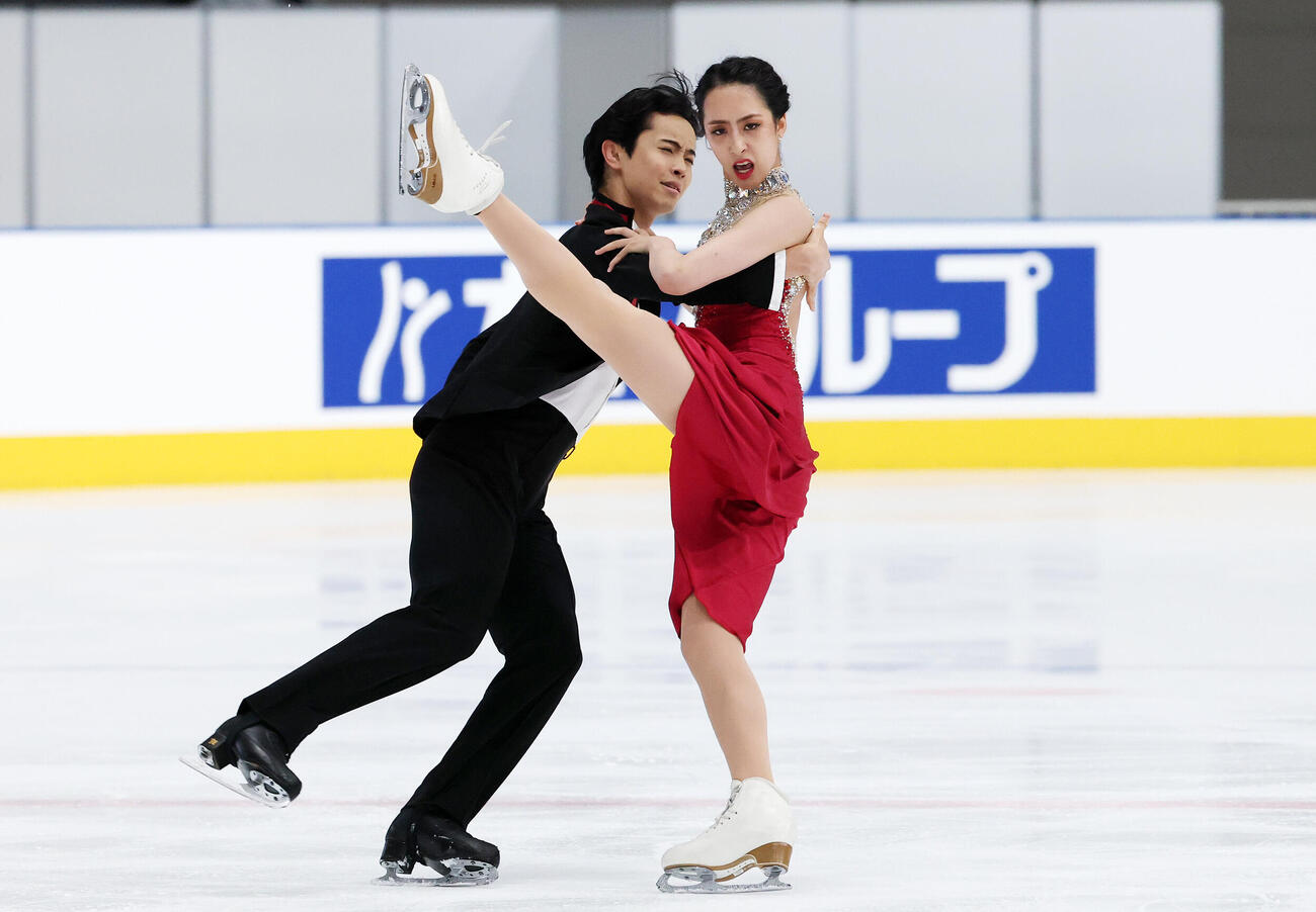 アイスダンスRDで華麗な演技を披露する櫛田育良、島田高志郎組（撮影・宮地輝）