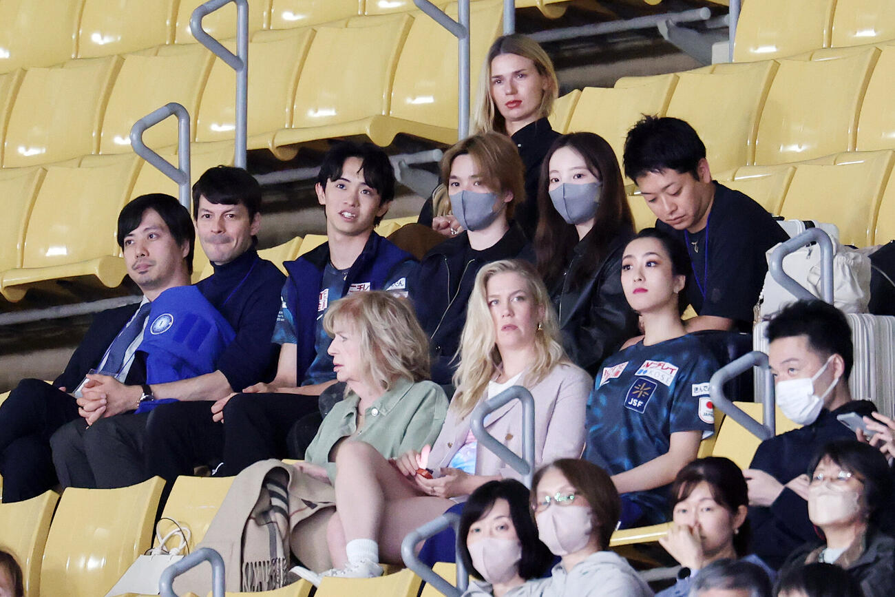 アイスダンスRDを観戦する宇野昌磨（中央）と本田真凜（同右）ら（撮影・宮地輝）