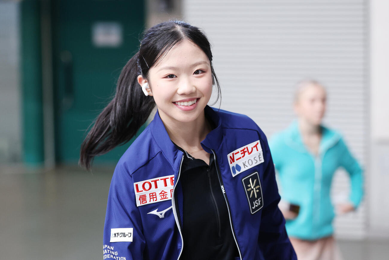 笑顔を見せ公式練習に臨む中井亜美（撮影・宮地輝）