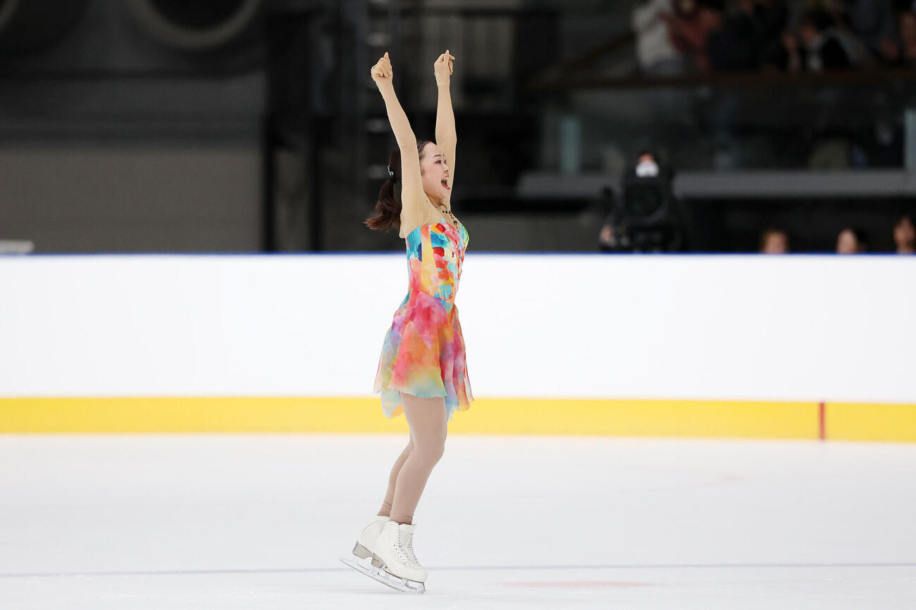 女子フリーで華麗な演技を披露し、笑顔でガッツポーズする島田麻央（撮影・宮地輝）