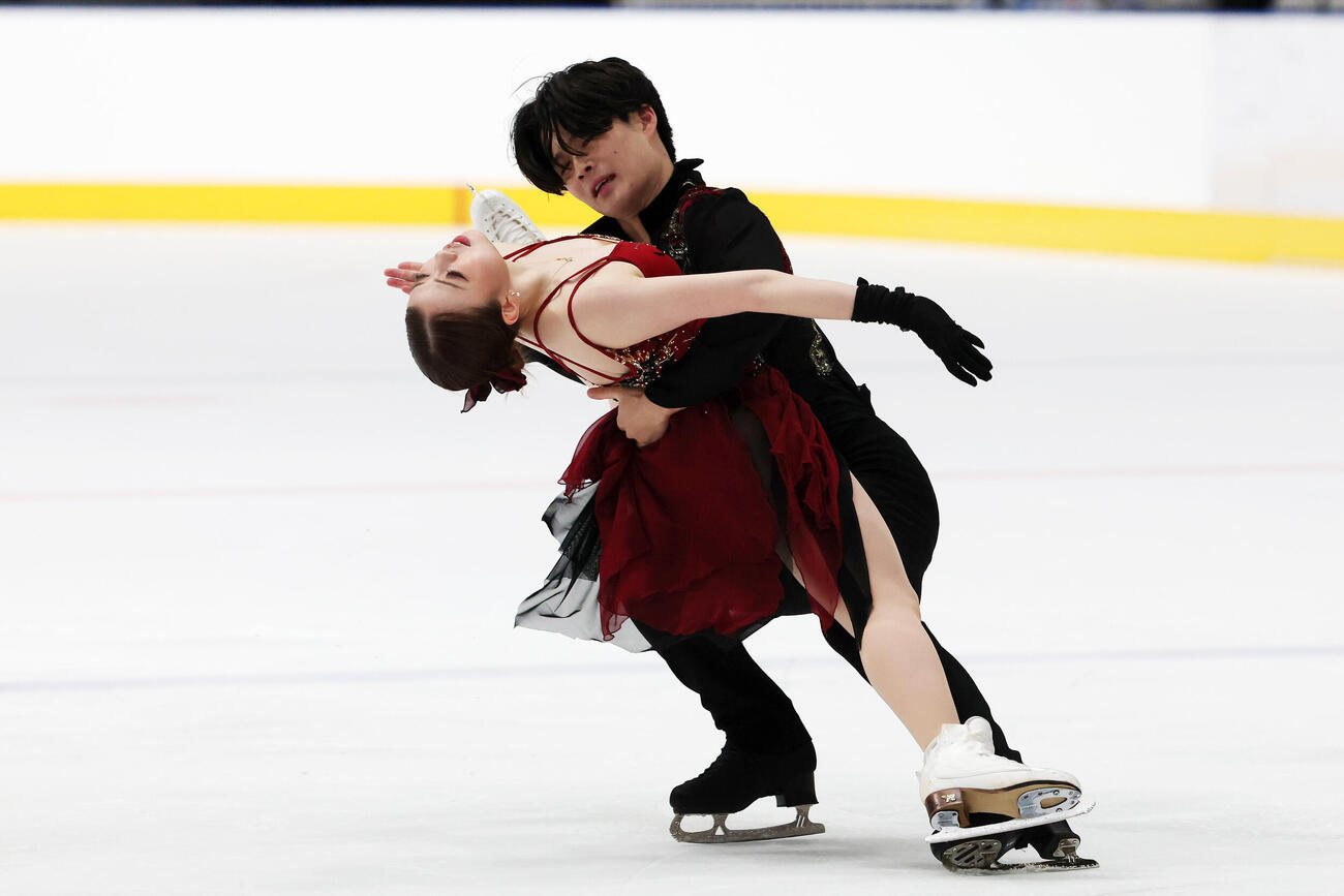 アイスダンスFDで華麗な演技を披露する紀平梨花、西山真瑚組（撮影・宮地輝）
