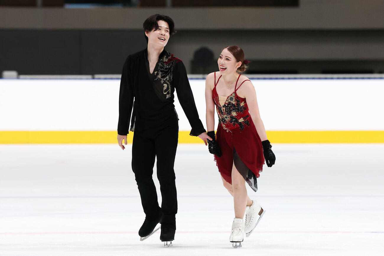 アイスダンスFDで華麗な演技を披露し笑顔を見せる紀平梨花、西山真瑚組（撮影・宮地輝）