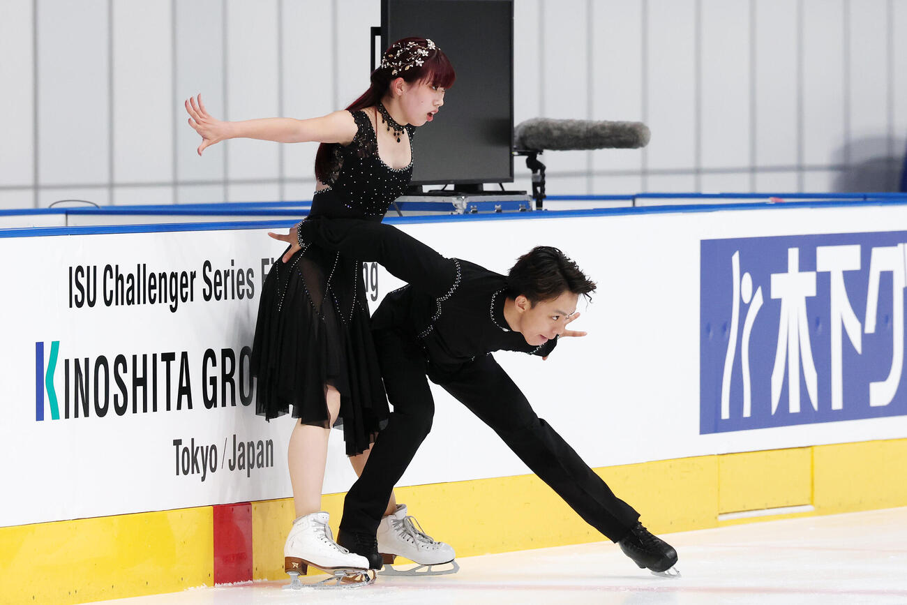 アイスダンスFDで華麗な演技を披露する山下珂歩、永田裕人組（撮影・宮地輝）