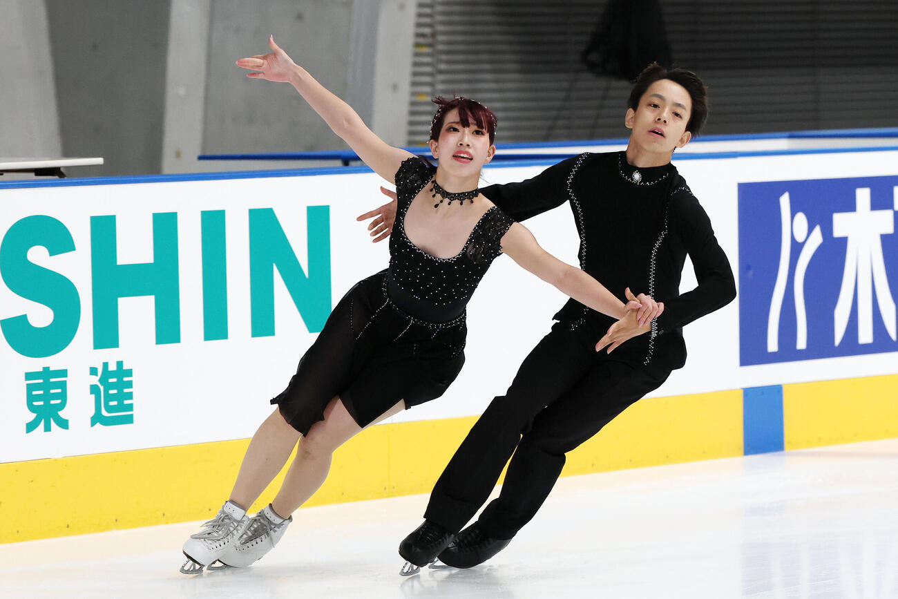 アイスダンスFDで華麗な演技を披露する山下珂歩、永田裕人組（撮影・宮地輝）