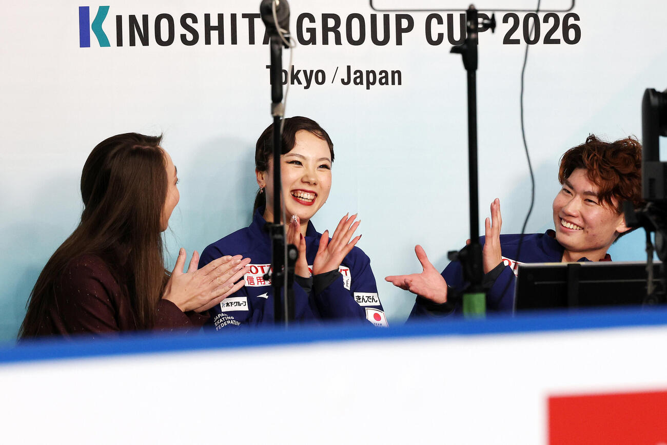 アイスダンスFDを終えキス・アンド・クライで笑顔を見せる吉田唄菜、森田真沙也組（撮影・宮地輝）