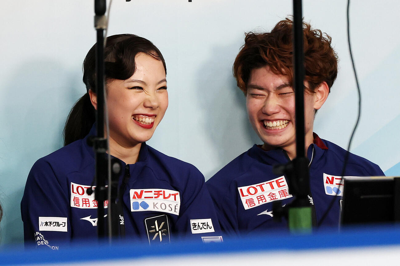 アイスダンスFDを終えキス・アンド・クライで笑顔を見せる吉田唄菜、森田真沙也組（撮影・宮地輝）