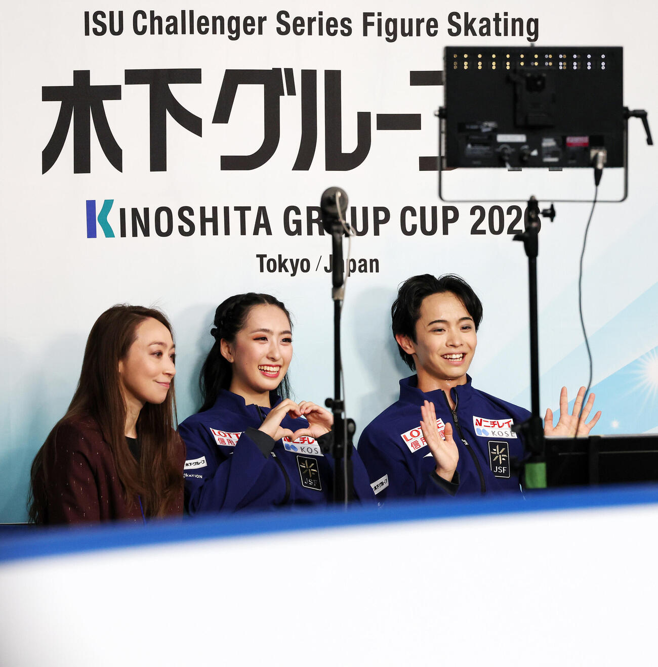アイスダンスFDを終えキス・アンド・クライで笑顔を見せる櫛田育良、島田高志郎組（撮影・宮地輝）