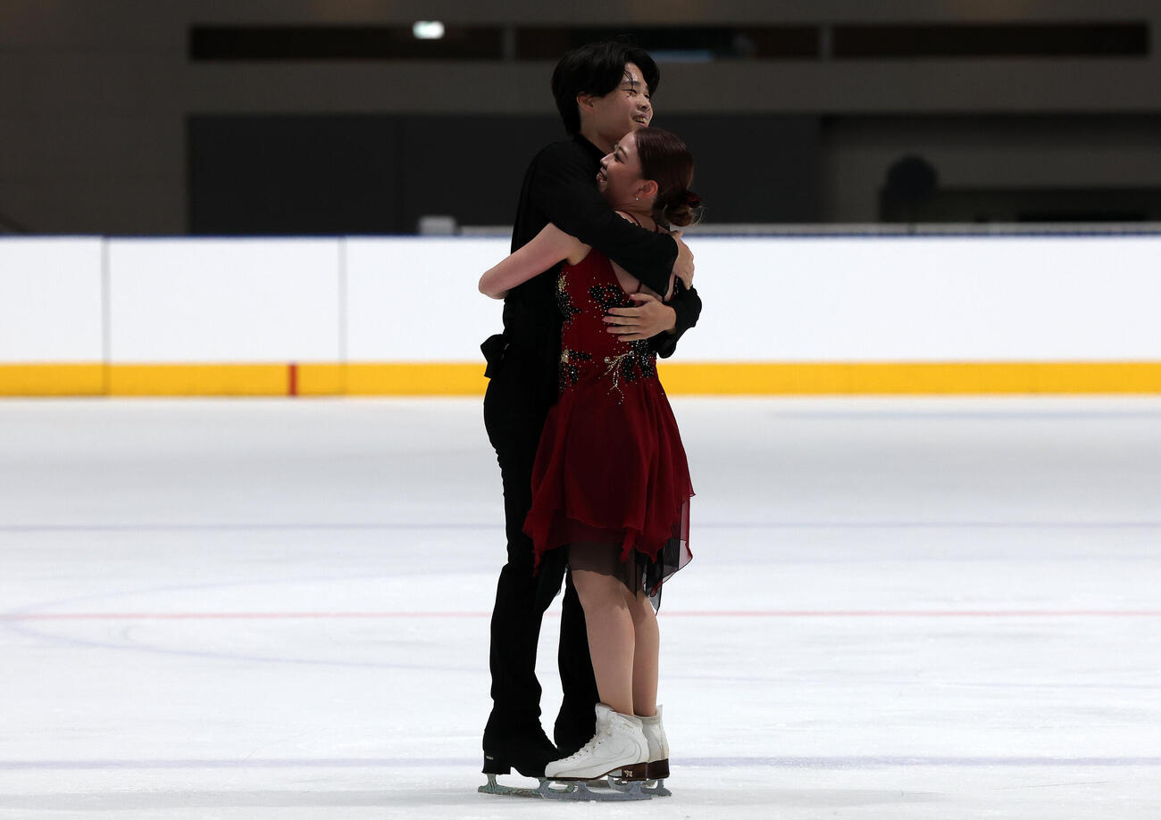 アイスダンスFDで華麗な演技を披露しハグする紀平梨花、西山真瑚組（撮影・宮地輝）