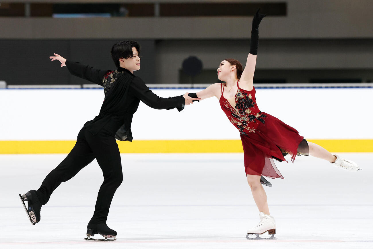 アイスダンスFDで華麗な演技を披露する紀平梨花、西山真瑚組（撮影・宮地輝）