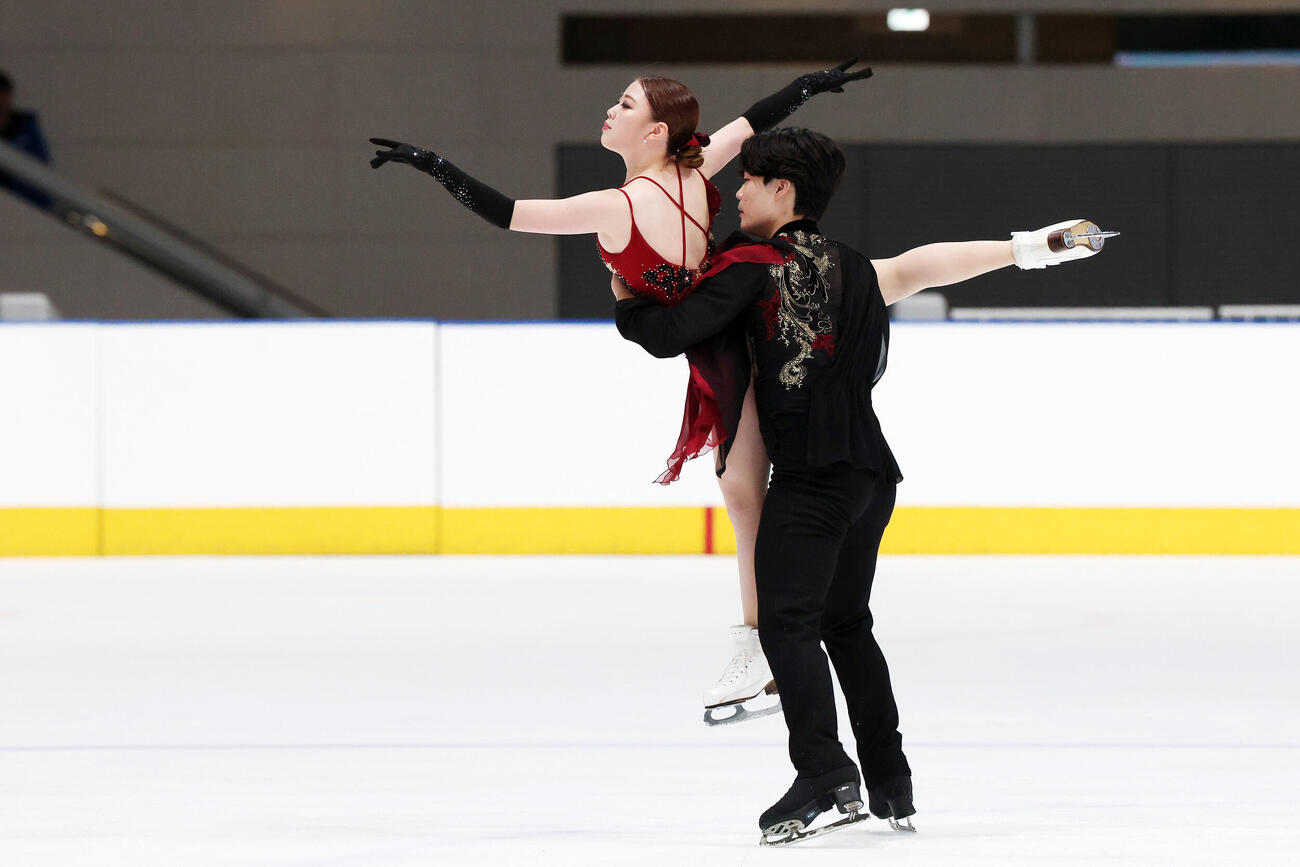アイスダンスFDで華麗な演技を披露する紀平梨花、西山真瑚組（撮影・宮地輝）