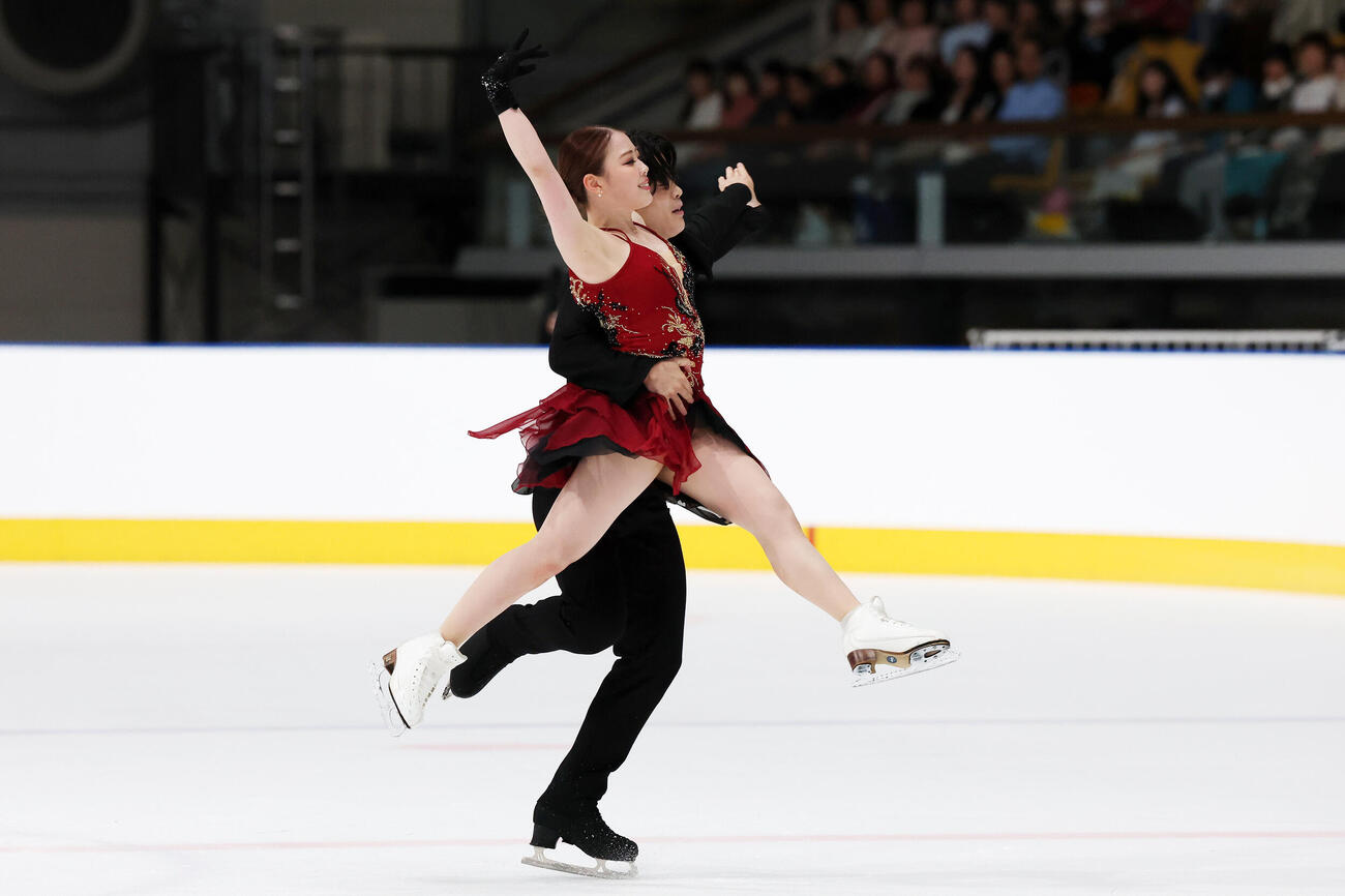 アイスダンスFDで華麗な演技を披露する紀平梨花、西山真瑚組（撮影・宮地輝）