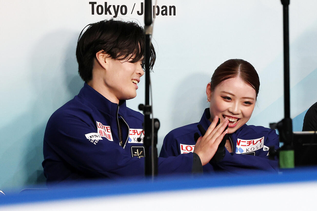 アイスダンスFDを終えタッチする紀平梨花、西山真瑚組（撮影・宮地輝）