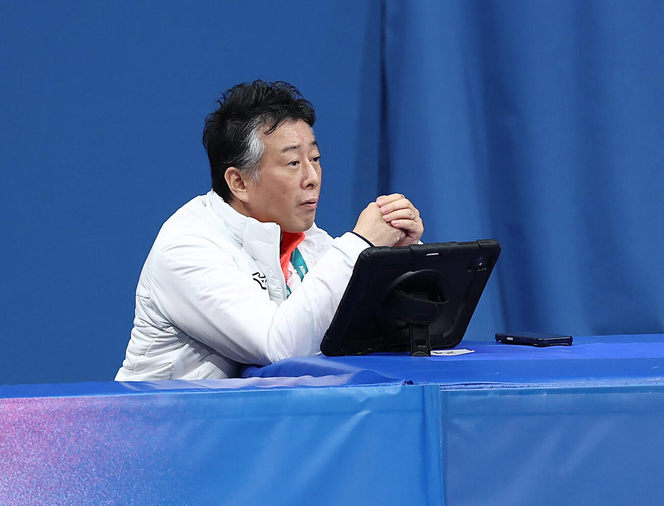 選手の練習を見守る日本スケート連盟の竹内強化部長（2026年2月撮影）