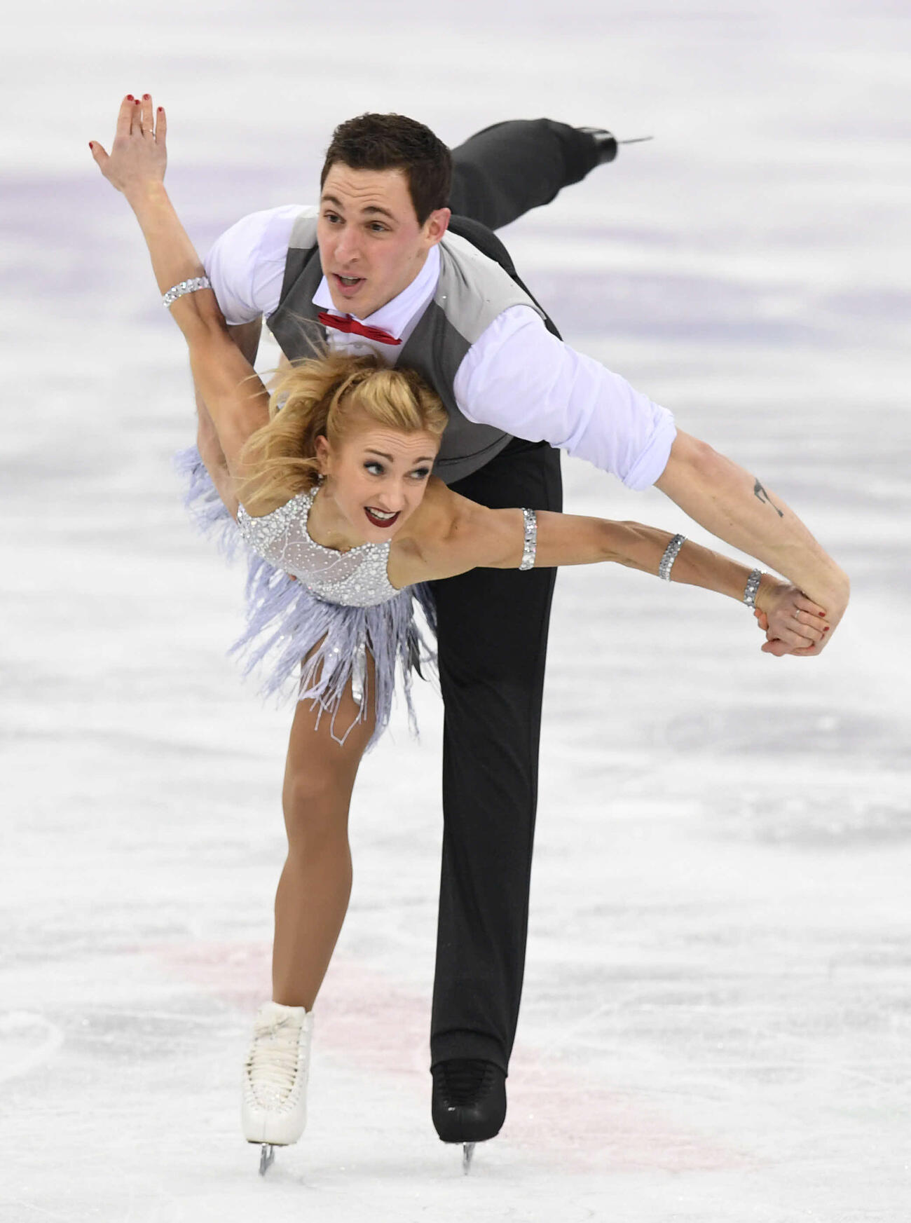 平昌五輪　ペアSPで演技をするドイツのアリョーナ・サブチェンコ（下）とブルーノ・マソ（2018年2月撮影）