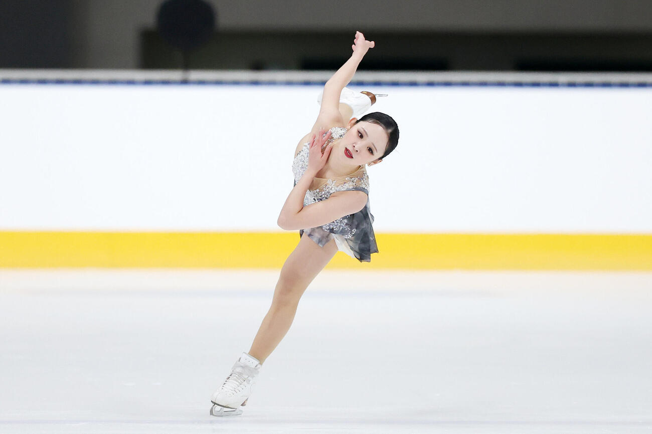 女子フリーで華麗な演技を披露する青木祐奈（撮影・宮地輝）