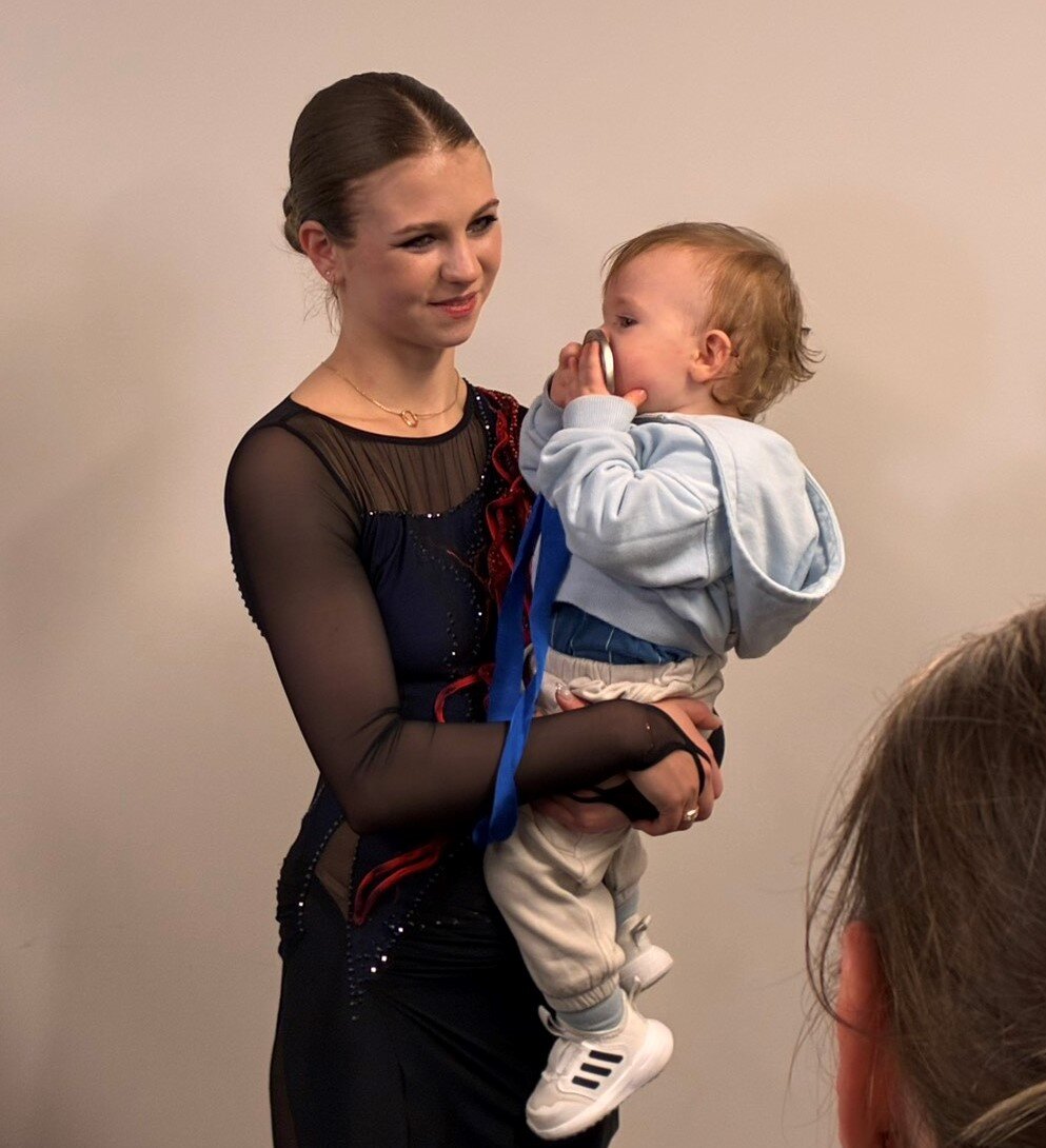 1歳の長男ミハイルくんを抱っこして取材エリアへ現れたアレクサンドラ・イグナトワ（旧姓トルソワ）