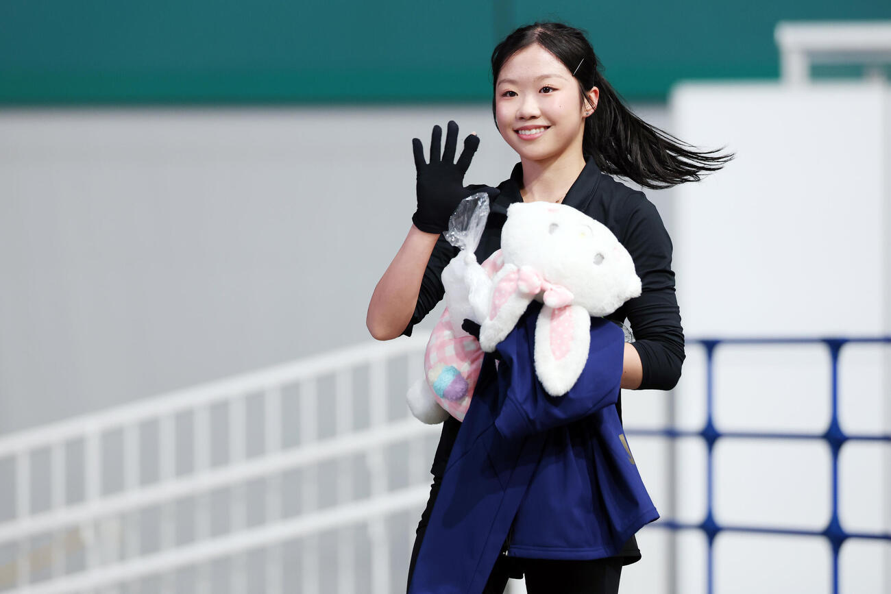 公式練習を終え手を振る中井亜美（撮影・宮地輝）