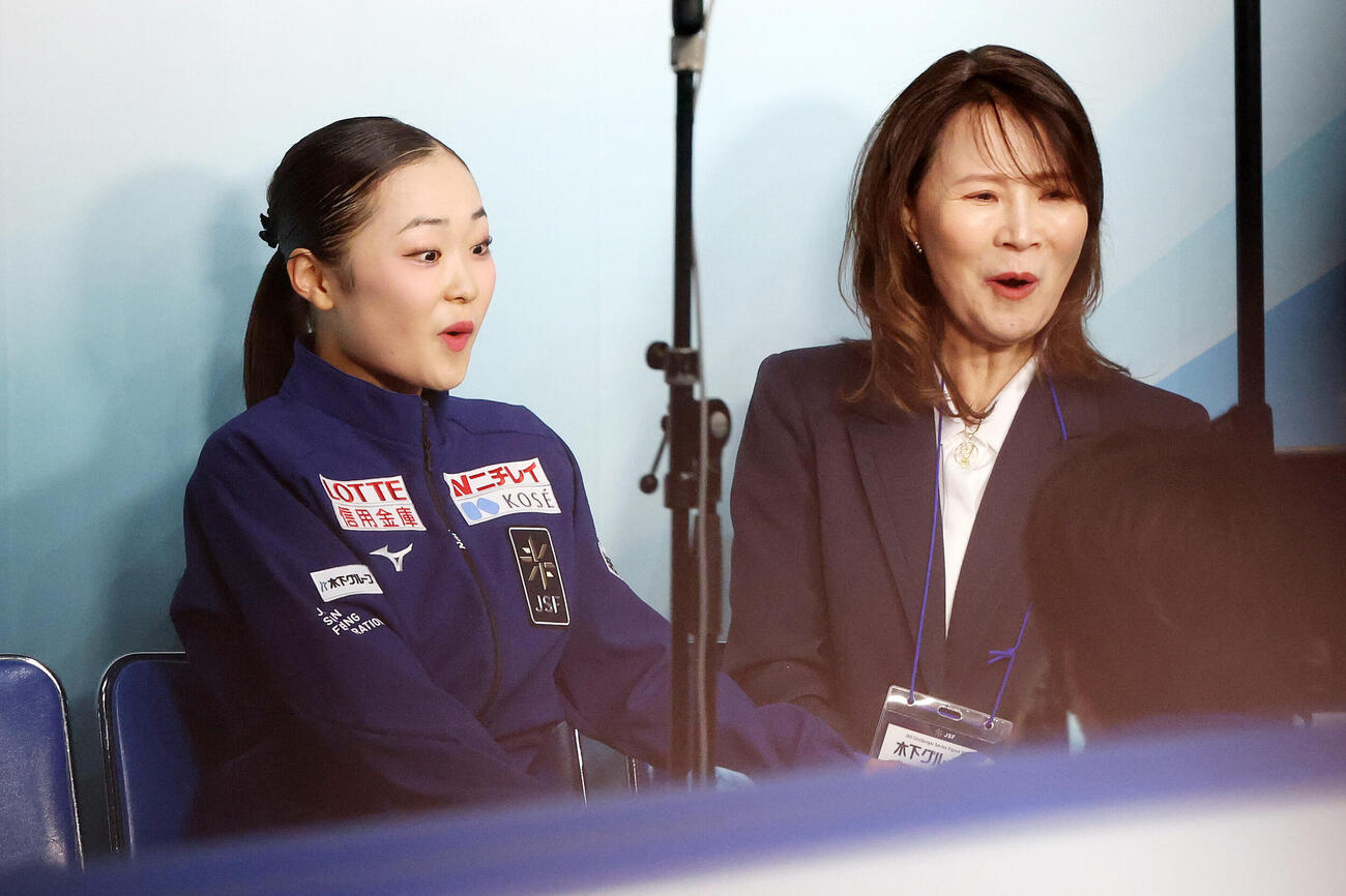 女子フリーの得点に浜田美栄コーチ（右）と驚く島田麻央（撮影・宮地輝）