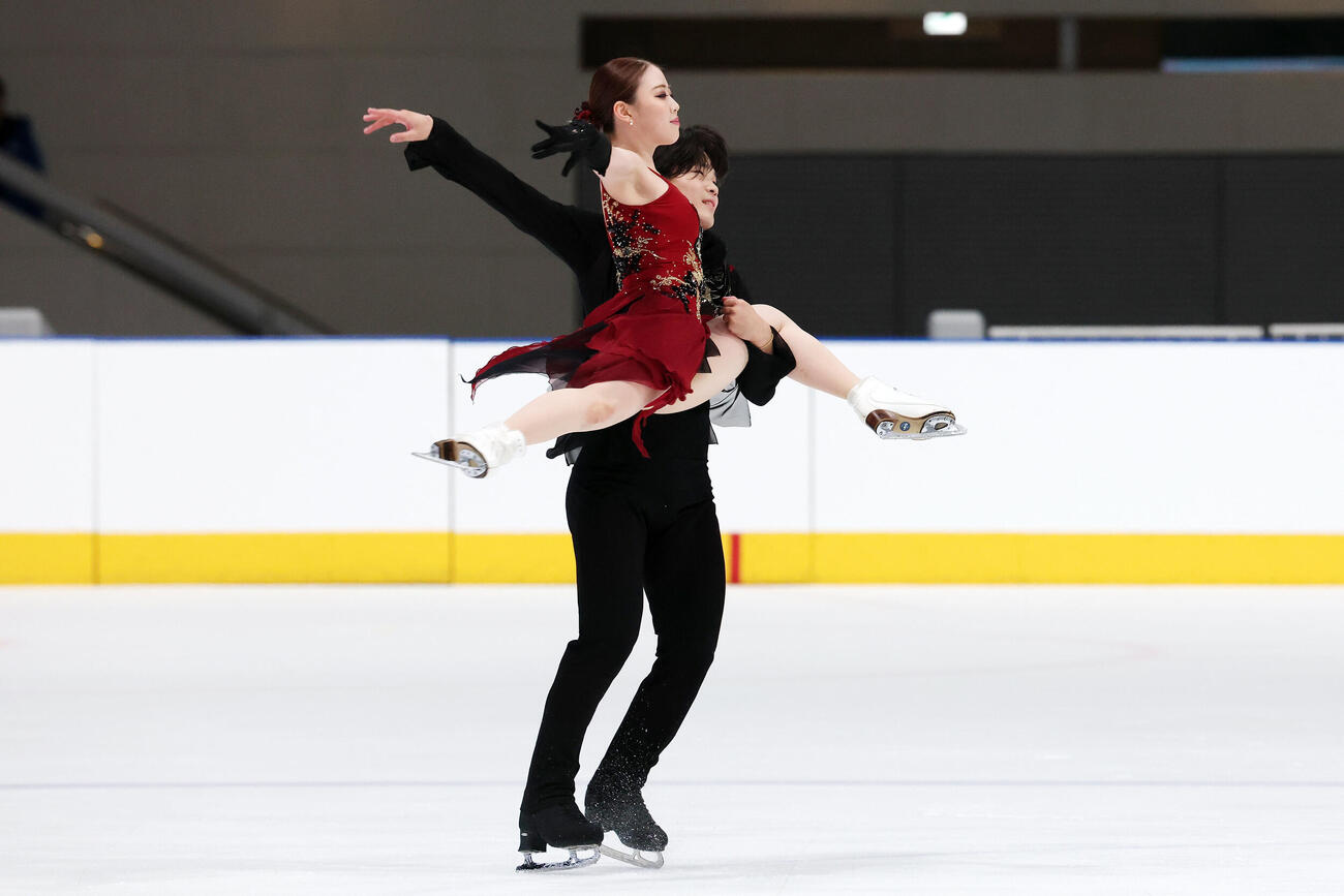 アイスダンスFDで華麗な演技を披露する紀平梨花、西山真瑚組（撮影・宮地輝）