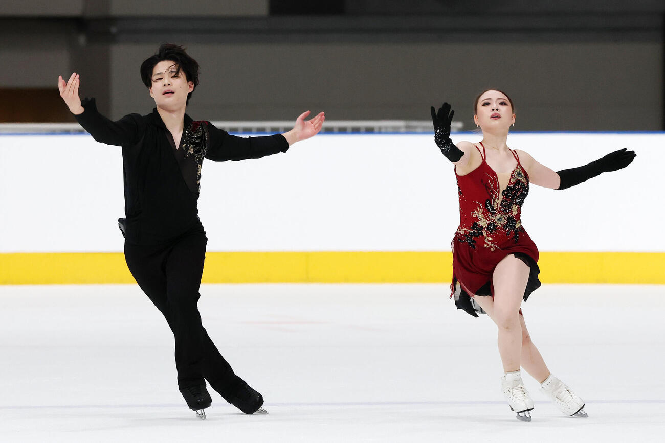 アイスダンスFDで華麗な演技を披露する紀平梨花、西山真瑚組（撮影・宮地輝）