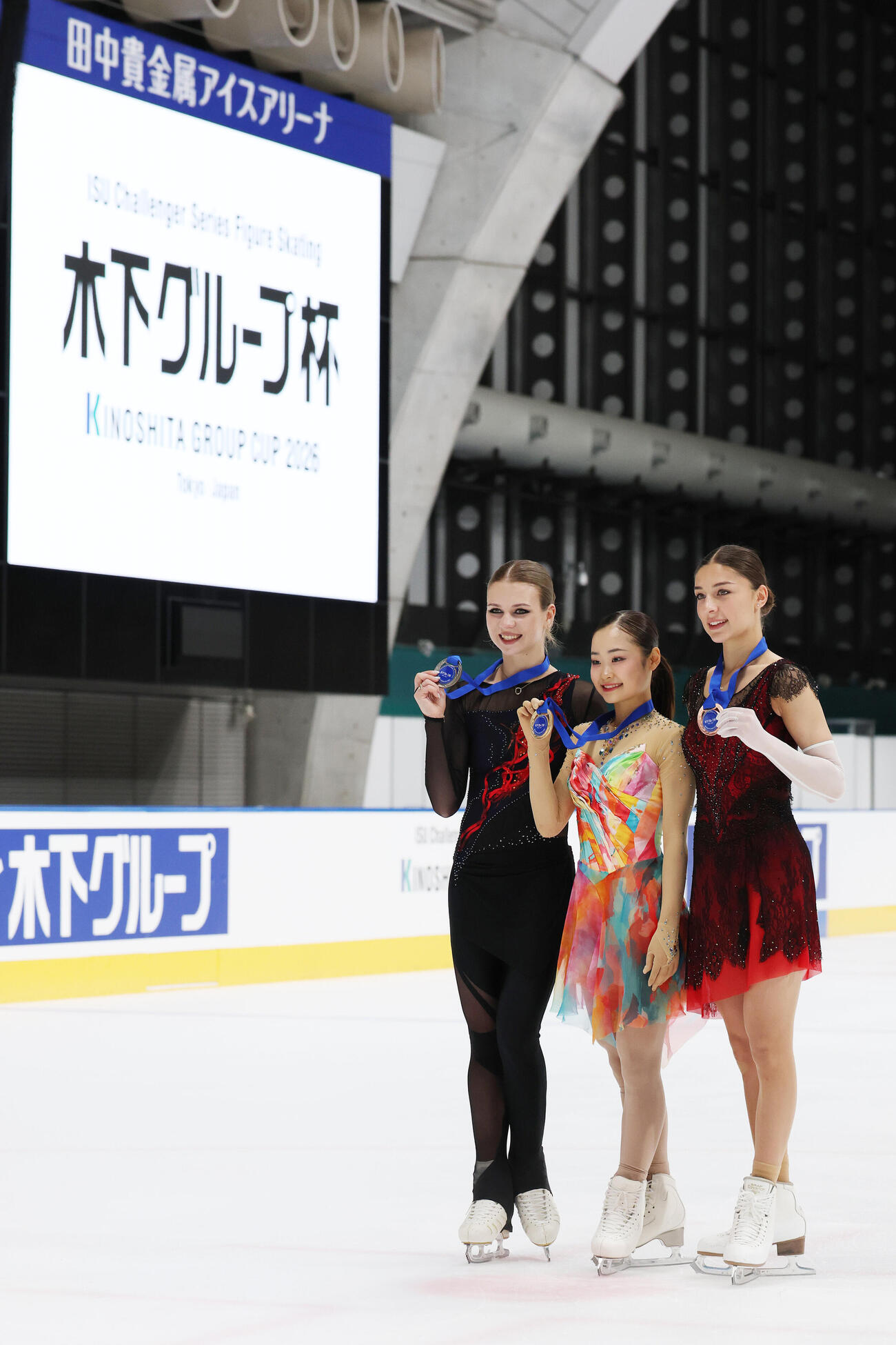 笑顔で記念撮影する金メダルの島田麻央（中央）、銀メダルのアレクサンドラ・イグナトワ（左）、銅メダルのアンナ・フロロワ（撮影・宮地輝）