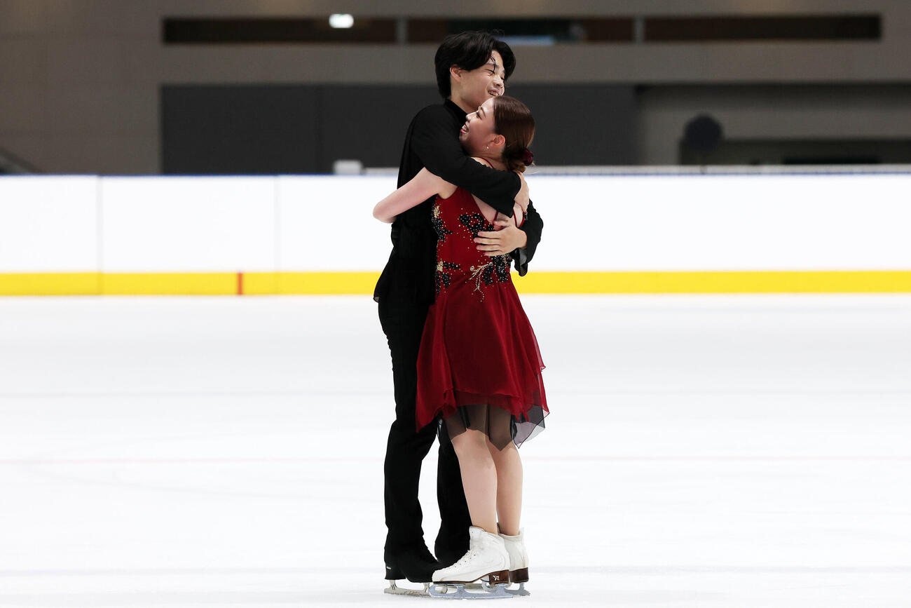 アイスダンスFDで華麗な演技を披露しハグする紀平梨花、西山真瑚組（撮影・宮地輝）