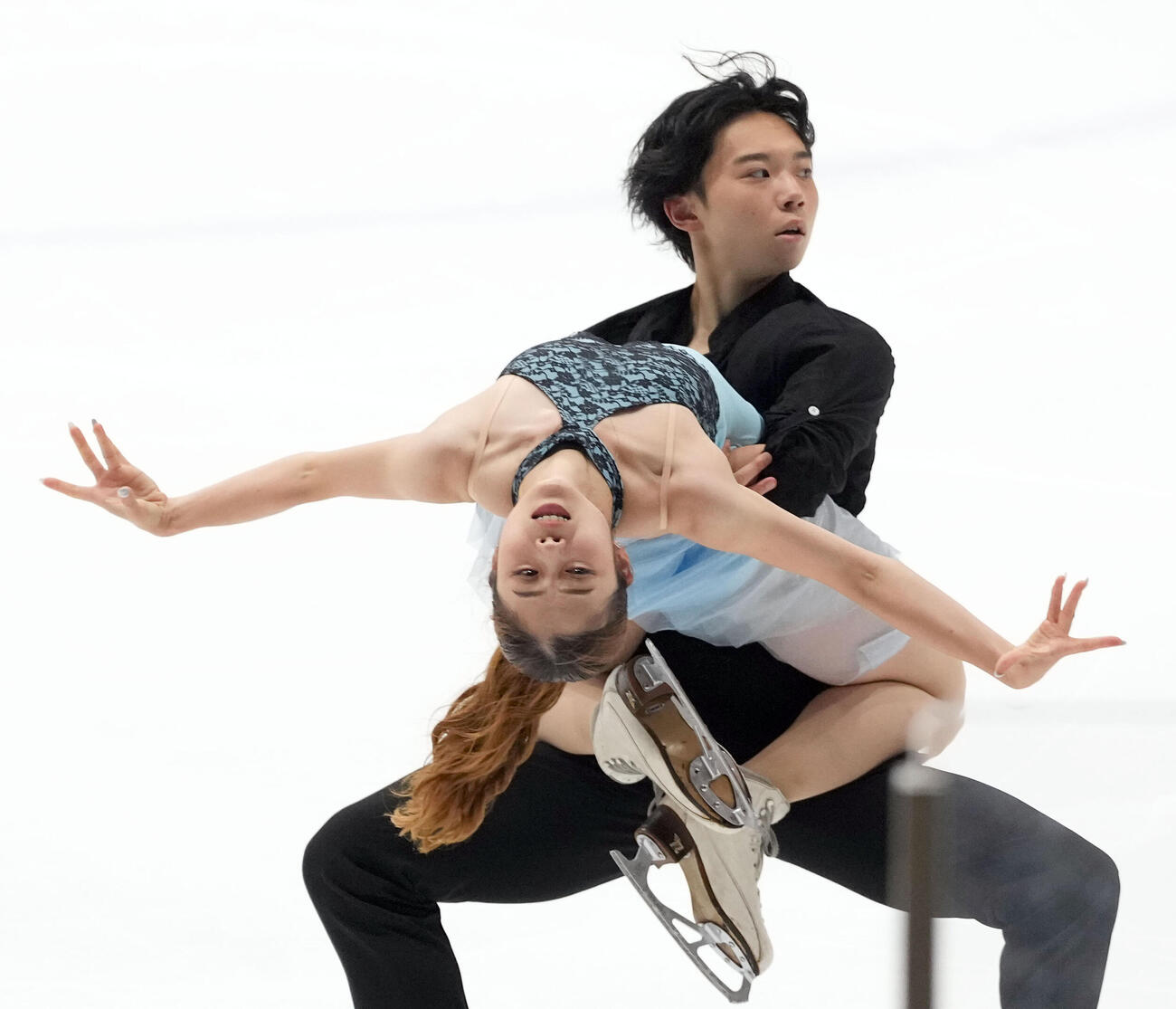 シニアアイスダンスFD　ダイナミックな演技を見せる矢島榛乃（手前）と北村凌大（撮影・たえ見朱実）