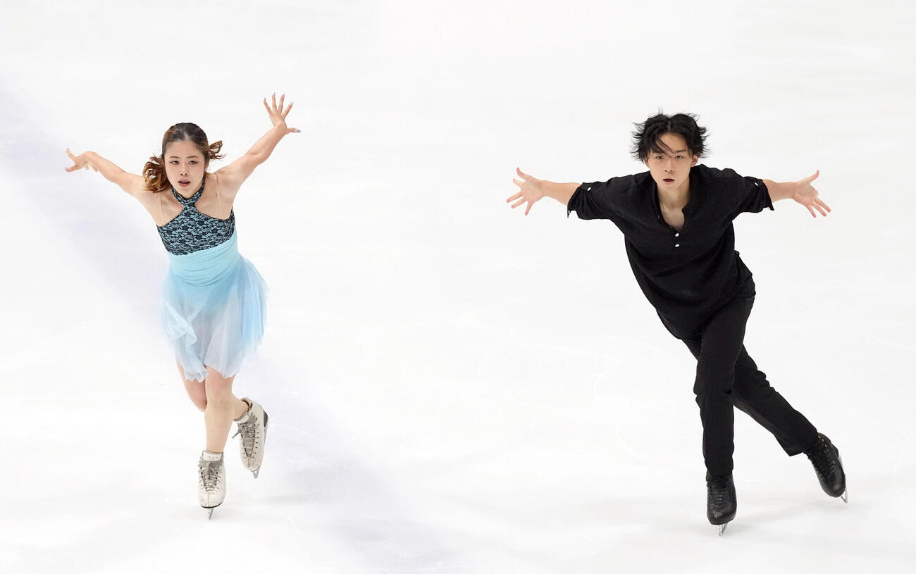シニアアイスダンスFD　息の合った演技を見せる矢島榛乃（左）と北村凌大（撮影・たえ見朱実）