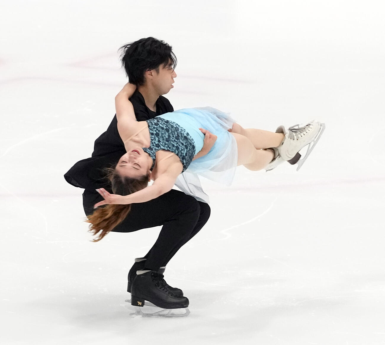 シニアアイスダンスFD　ダイナミックな演技で観客を魅了する矢島榛乃（手前）と北村凌大（撮影・たえ見朱実）