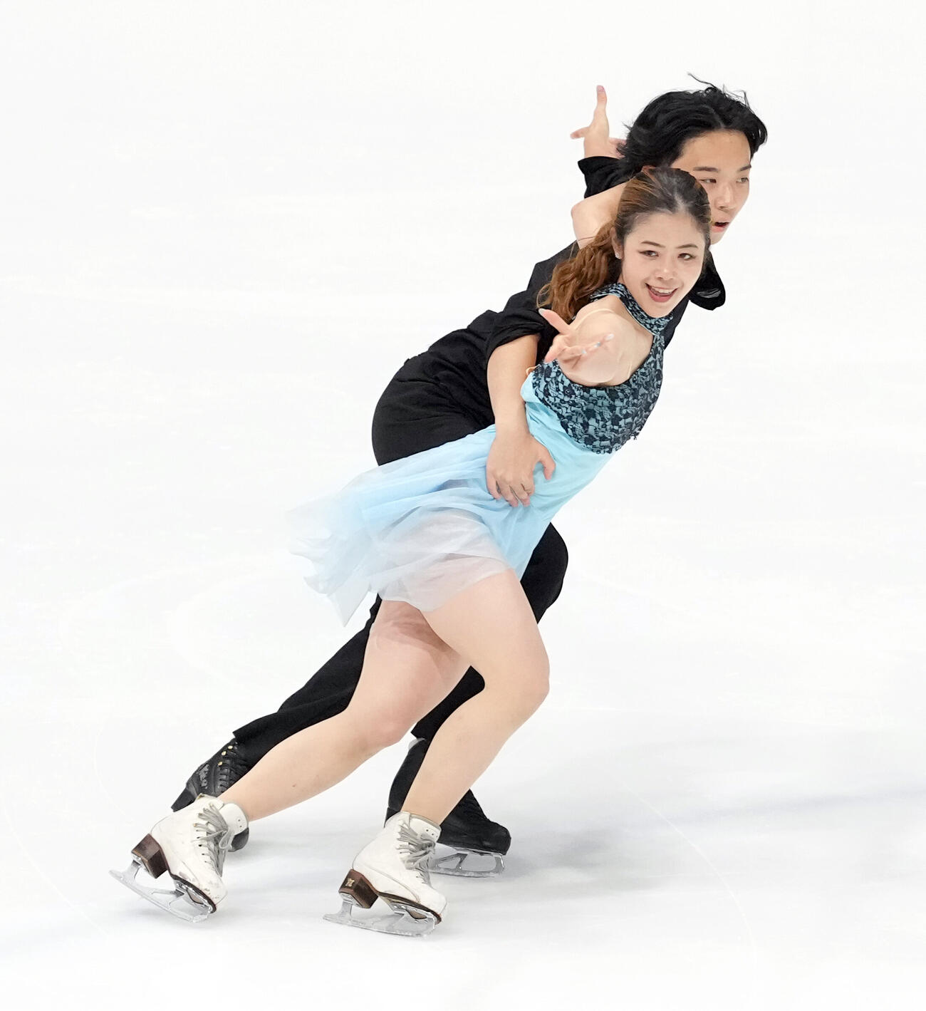 シニアアイスダンスFD　息の合った演技を見せる矢島榛乃（手前）と北村凌大（撮影・たえ見朱実）