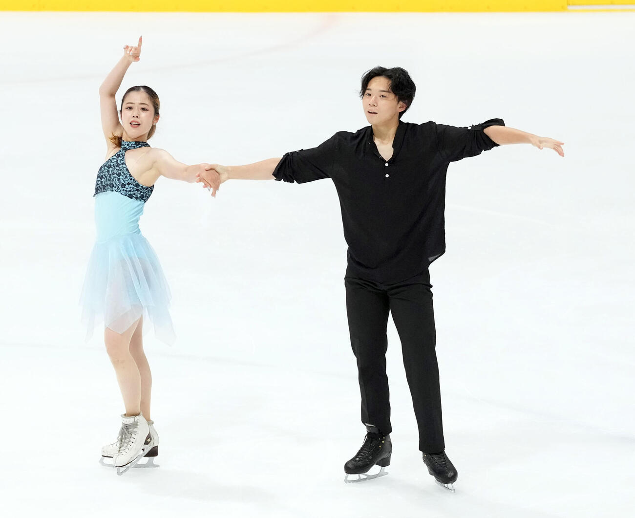 シニアアイスダンスFD　演技終了で笑顔を見せる矢島榛乃（左）と北村凌大（撮影・たえ見朱実）
