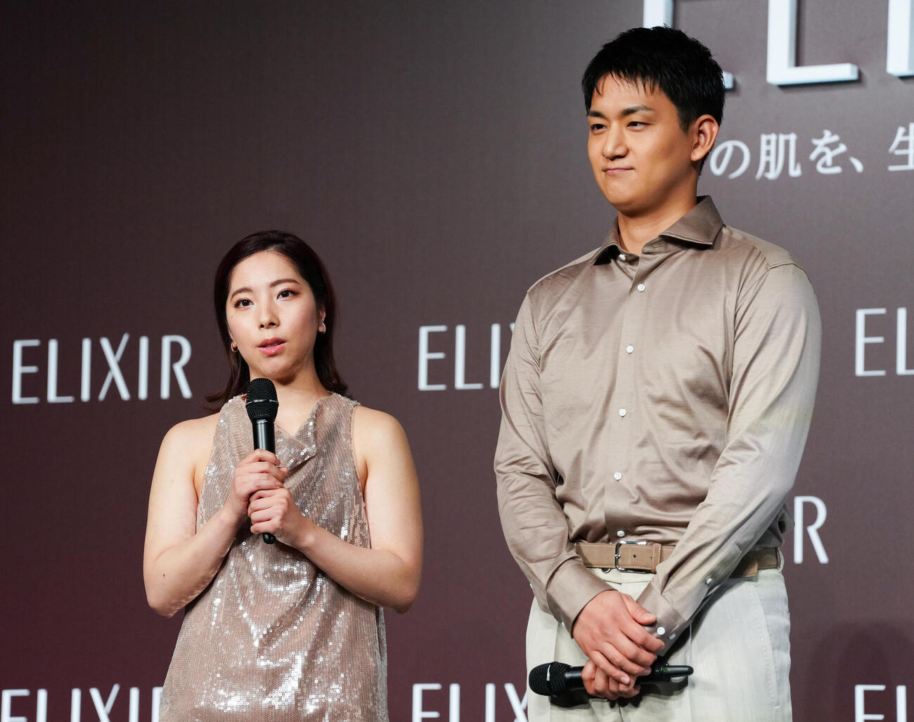 「“りくりゅう”エリクシール　ブランドミッションムービー発表会」に登壇し、あいさつする三浦璃来さん（左）と木原龍一さん（撮影・鈴木みどり）