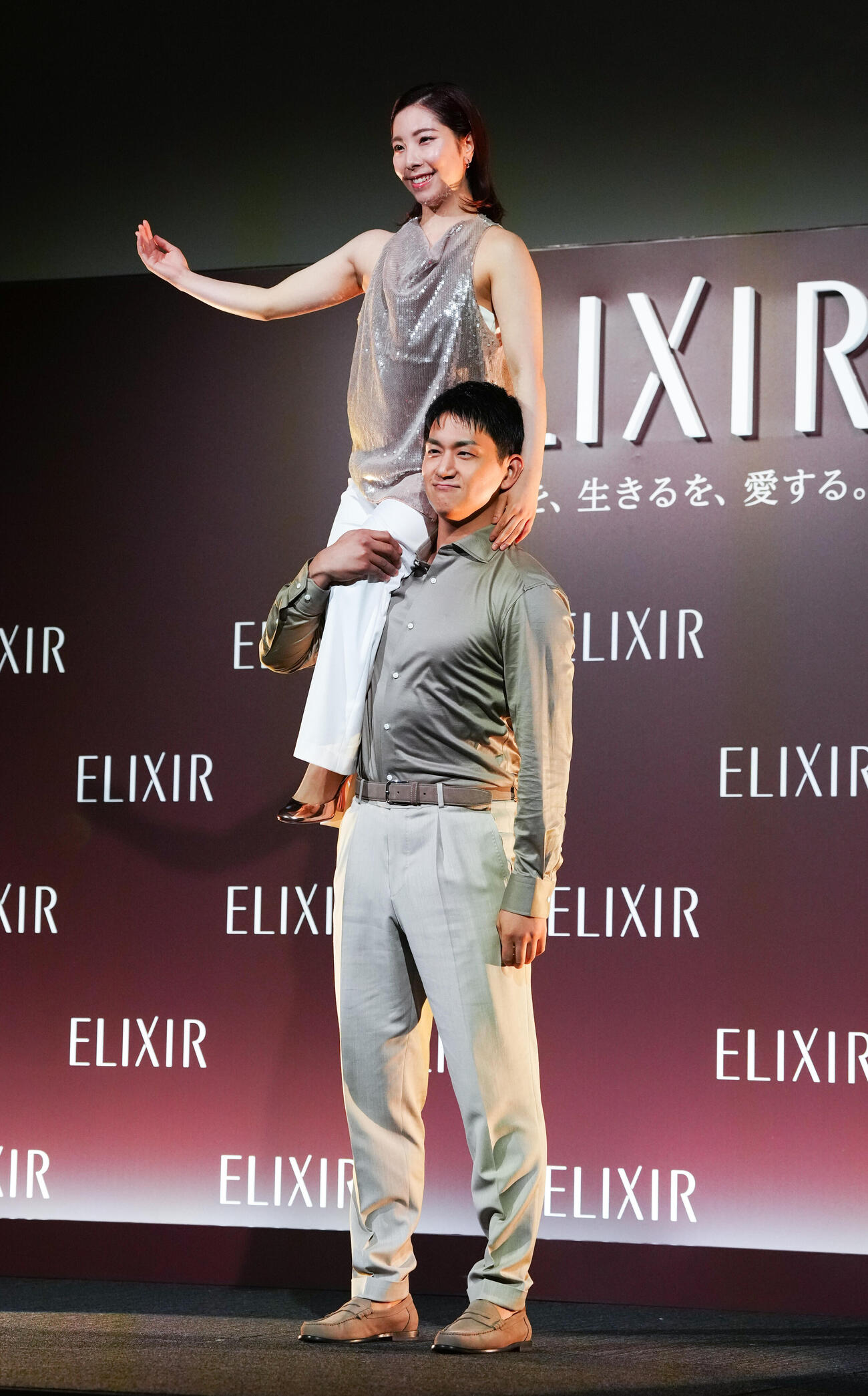 「“りくりゅう”エリクシール　ブランドミッションムービー発表会」に登壇し、リフトを披露する三浦璃来さん（上）と木原龍一さん（撮影・鈴木みどり）