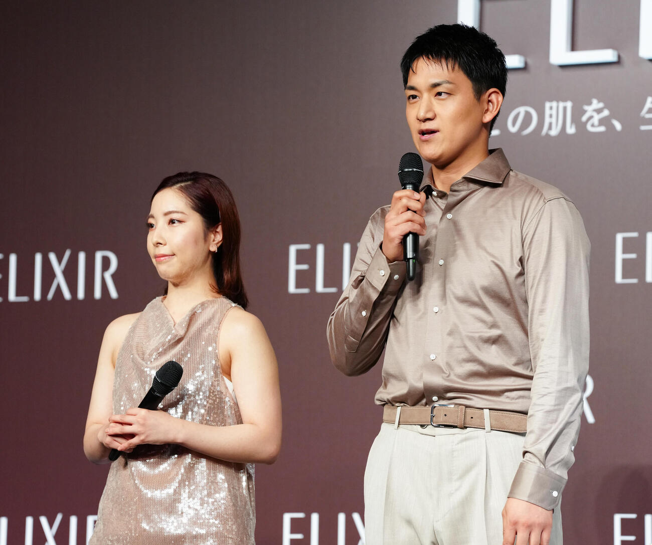 「“りくりゅう”エリクシール　ブランドミッションムービー発表会」に登壇し、あいさつする三浦璃来さん（左）と木原龍一さん（撮影・鈴木みどり）