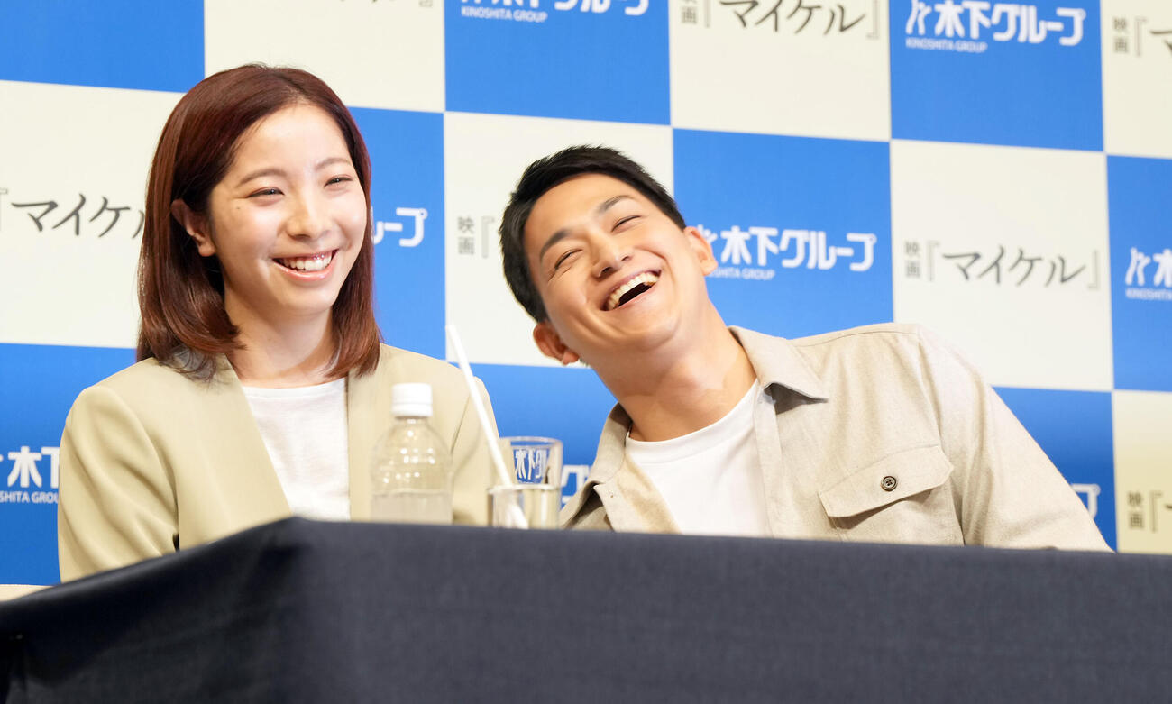 会見で笑顔を見せる三浦璃来さん（左）と木原龍一さん（撮影・たえ見朱実）