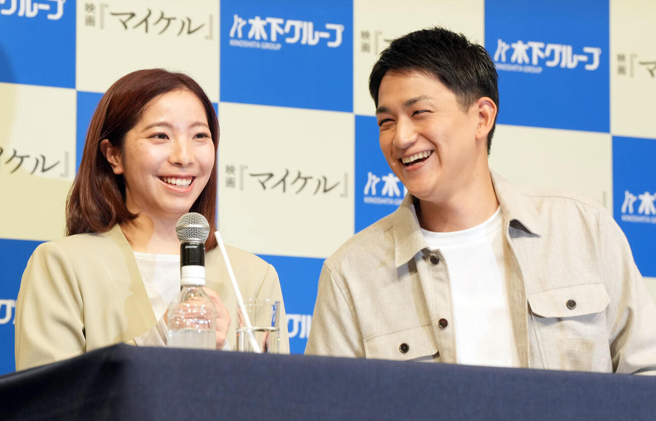 会見で笑顔を見せる三浦璃来さん（左）と木原龍一さん（撮影・たえ見朱実）