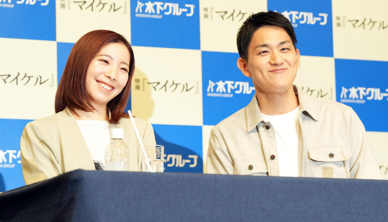 会見で笑顔を見せる三浦璃来さん（左）と木原龍一さん（撮影・たえ見朱実）