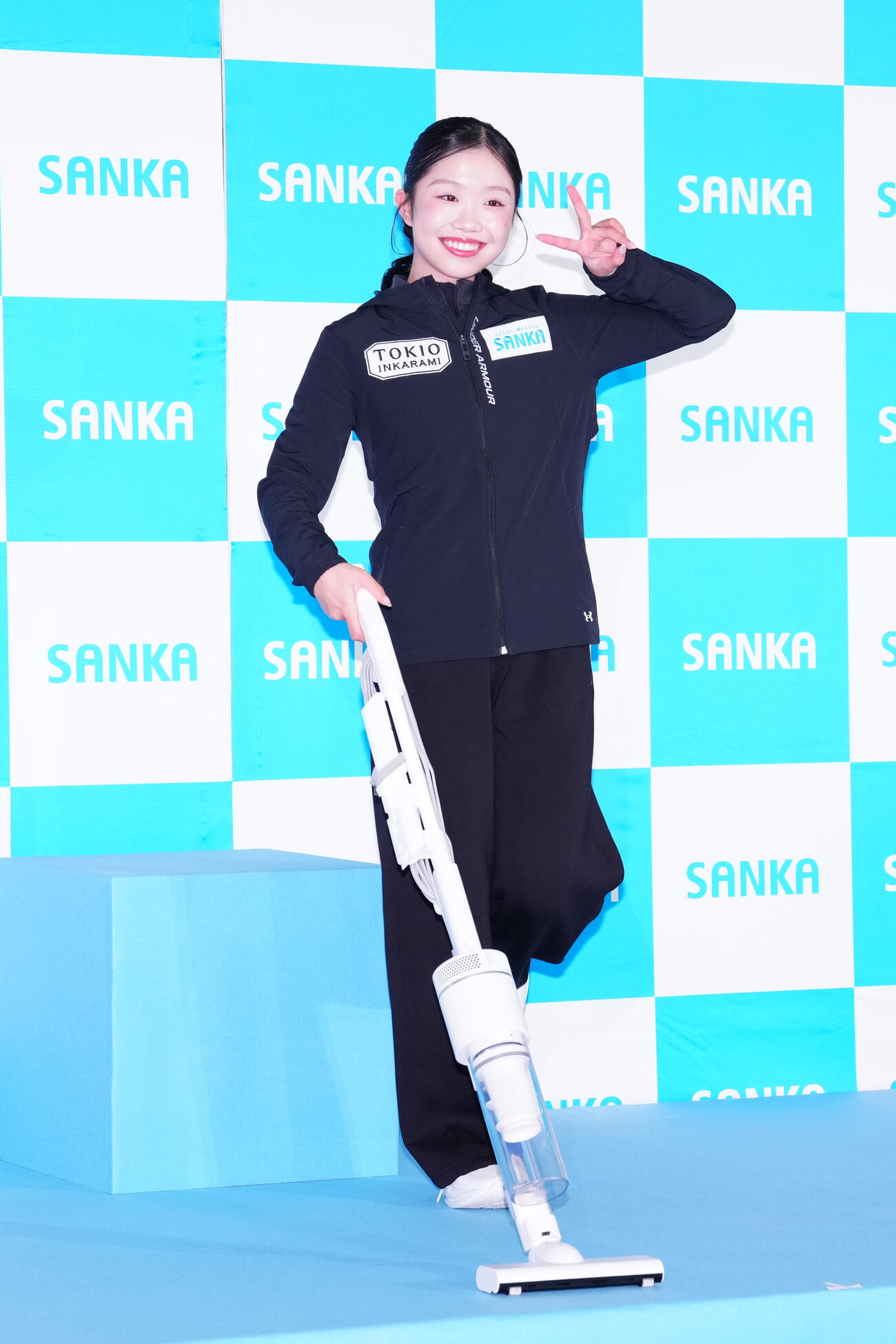 株式会社SANKAとのパートナーシップ契約締結会見に臨み、掃除機を手にする中井亜美（撮影・江口和貴）