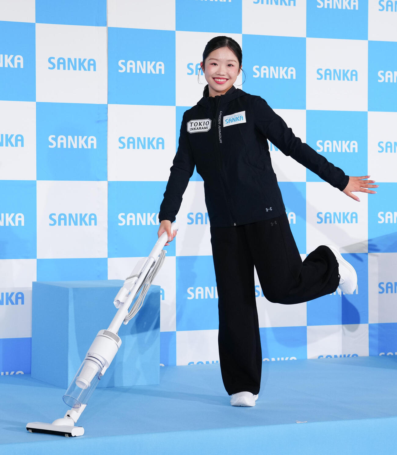 株式会社SANKAとのパートナーシップ契約締結会見に臨み、掃除機を手にする中井亜美（撮影・江口和貴）