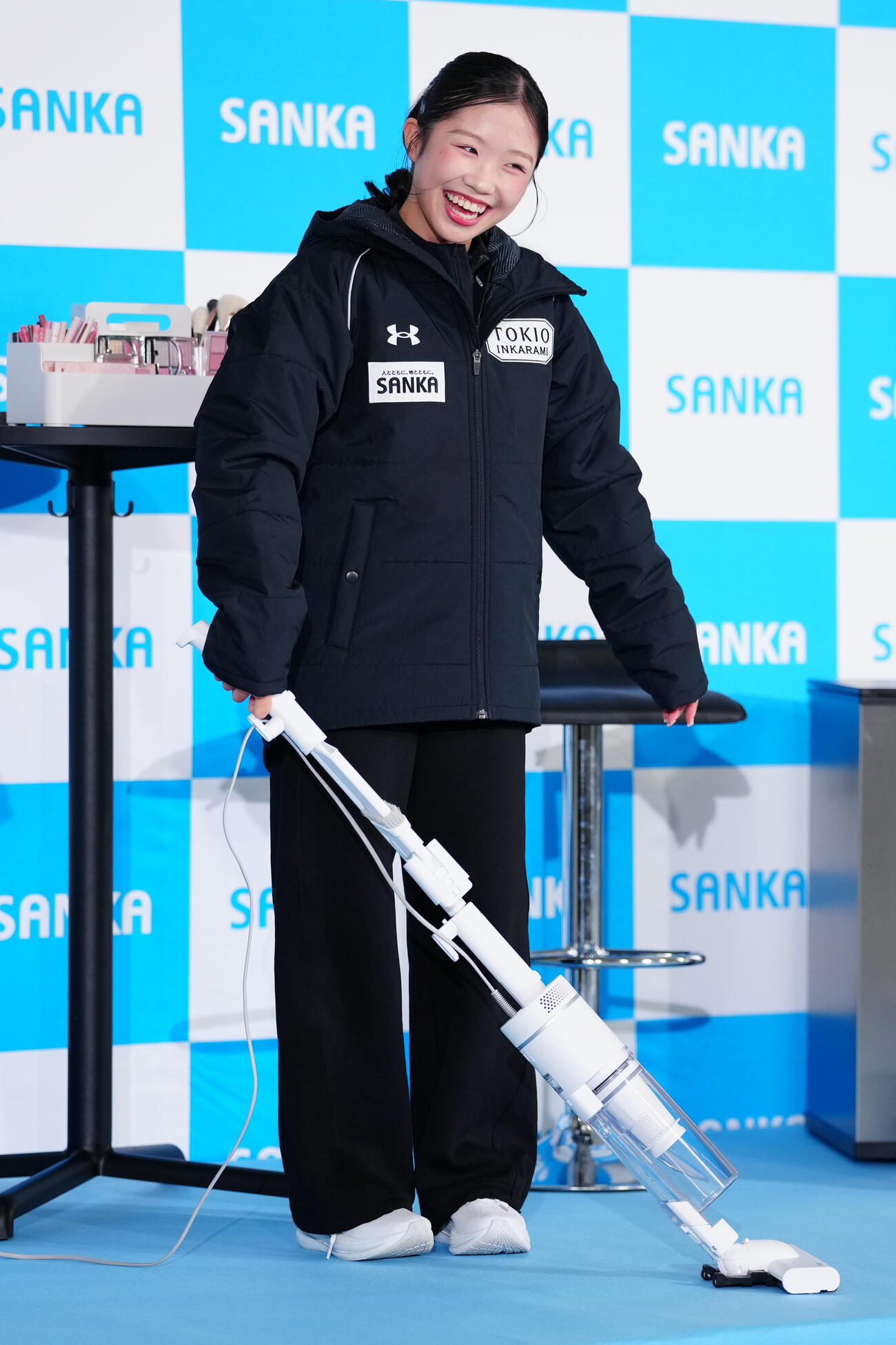 株式会社SANKAとのパートナーシップ契約締結会見で掃除機を手にする中井亜美（撮影・江口和貴）