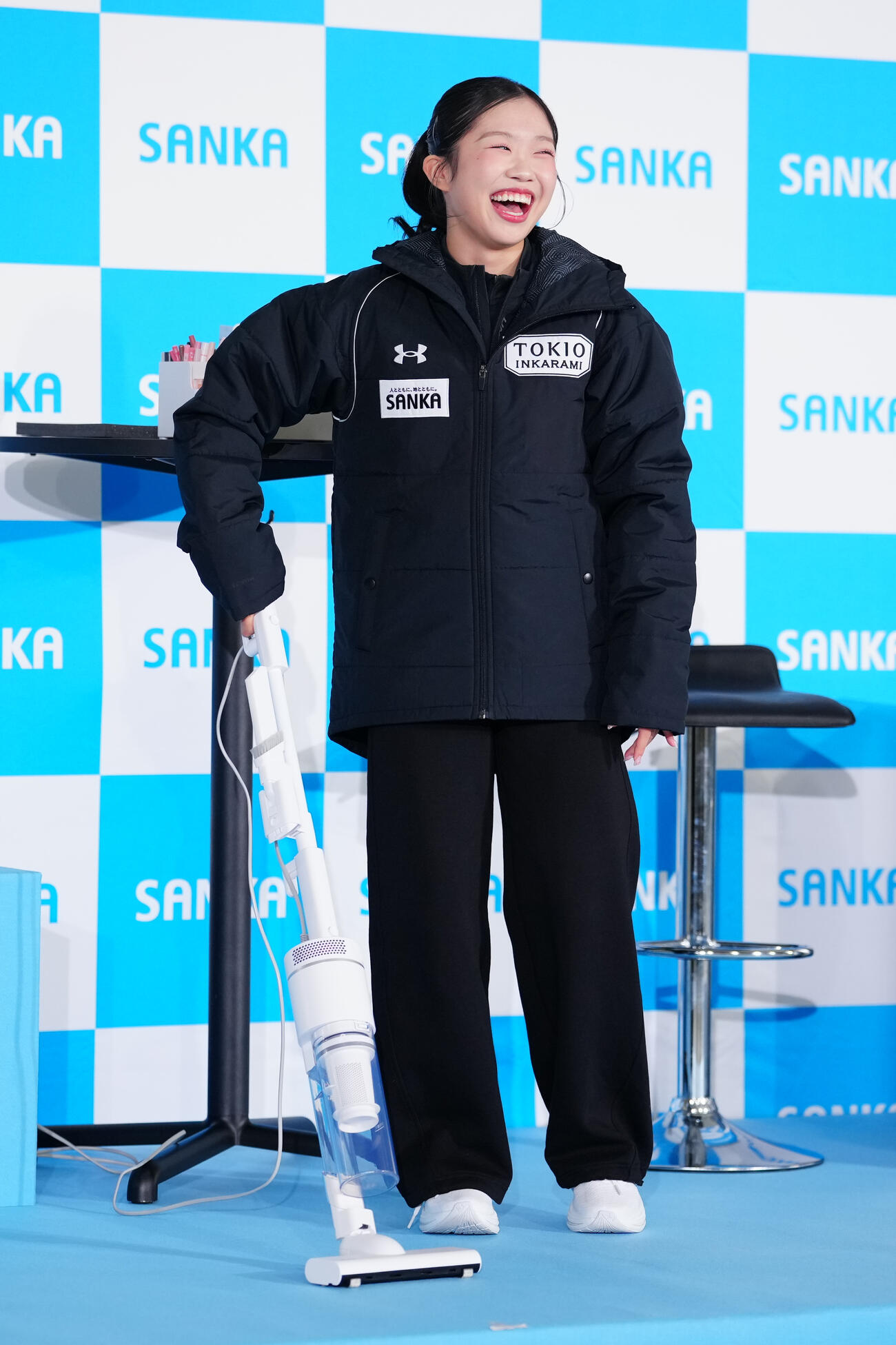 株式会社SANKAとのパートナーシップ契約締結会見で掃除機を手にする中井亜美（撮影・江口和貴）