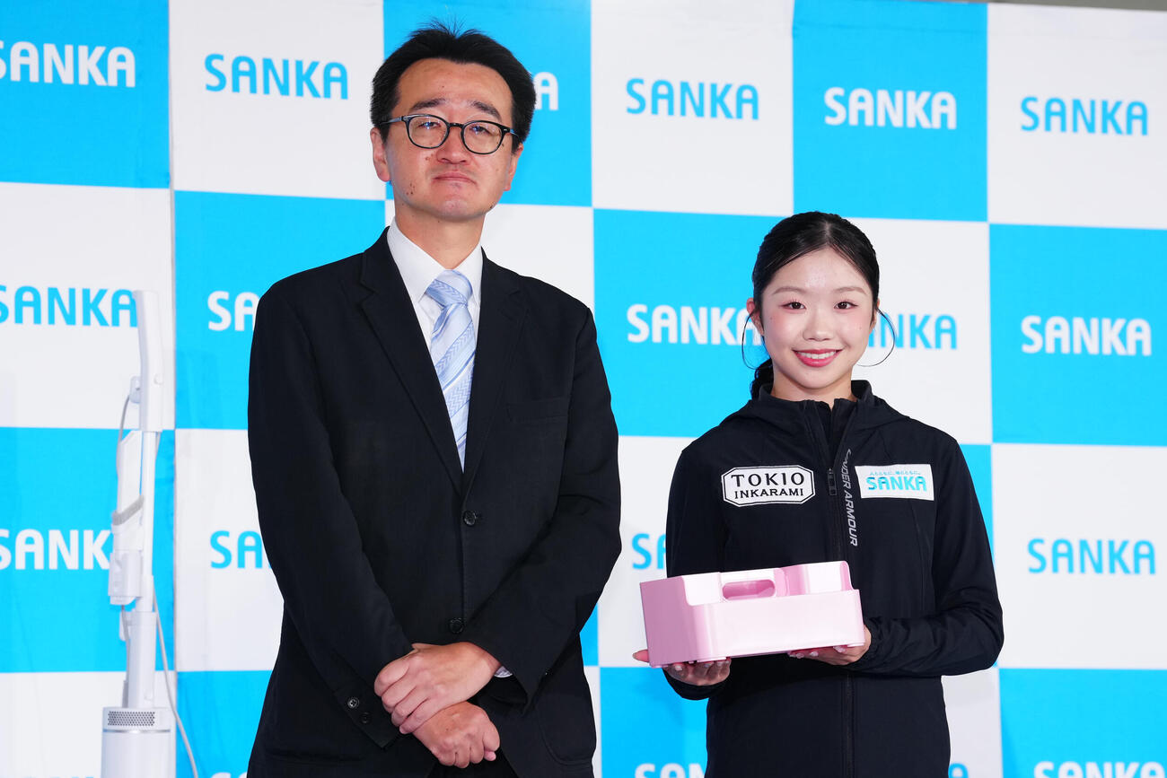 株式会社SANKAとのパートナーシップ契約締結会見に臨む中井亜美（右）。左は神子島亨代表取締役会長（撮影・江口和貴）