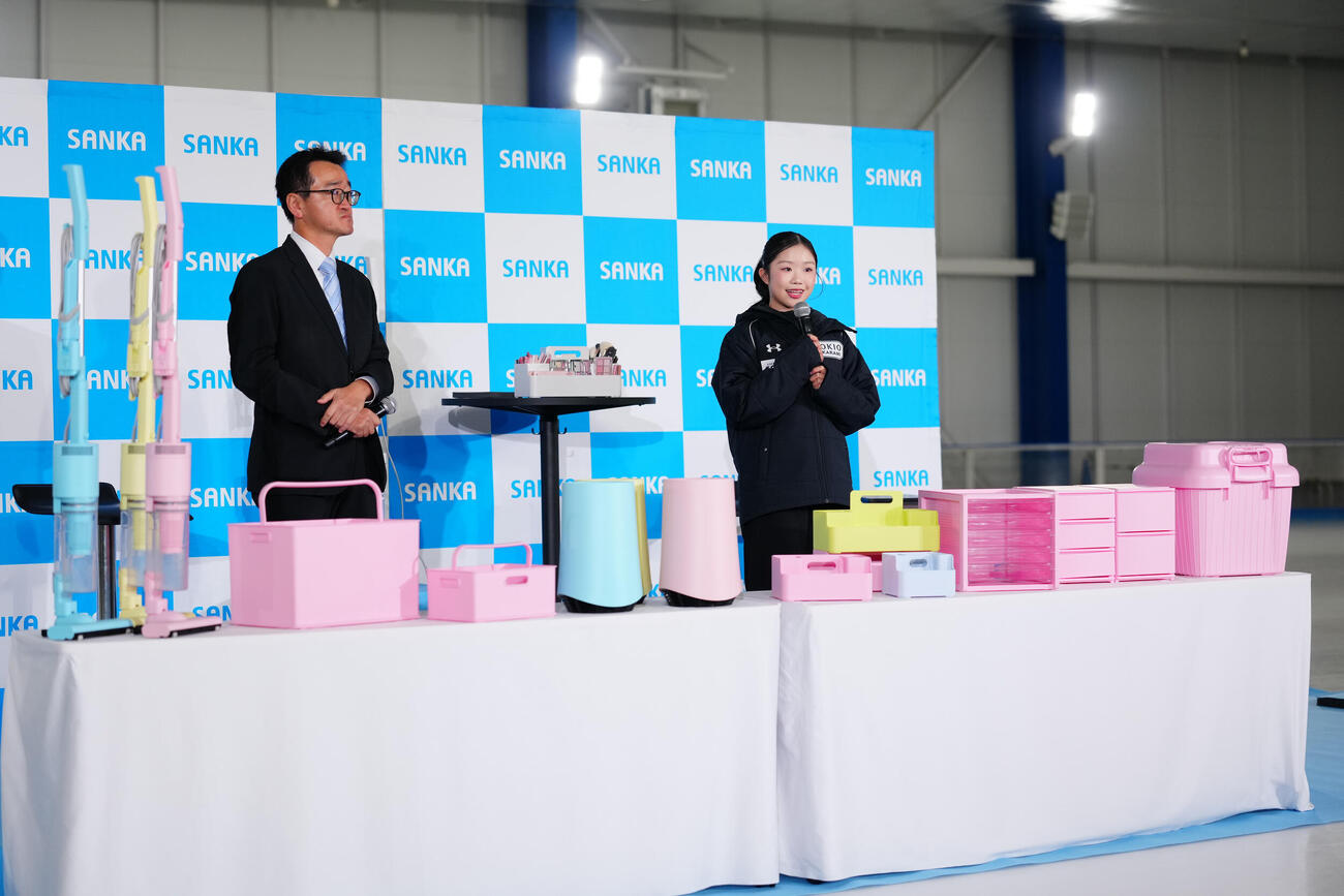 株式会社SANKAとのパートナーシップ契約締結会見に臨む中井亜美（右）。左は神子島亨代表取締役会長（撮影・江口和貴）