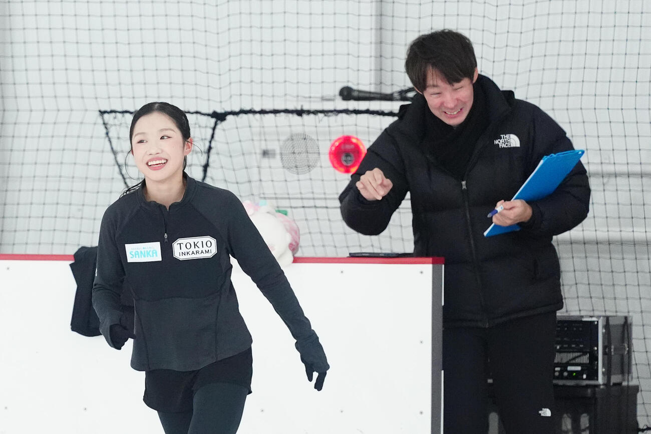 公開練習を行う中井亜美（左）。右は中庭健介コーチ（撮影・江口和貴）
