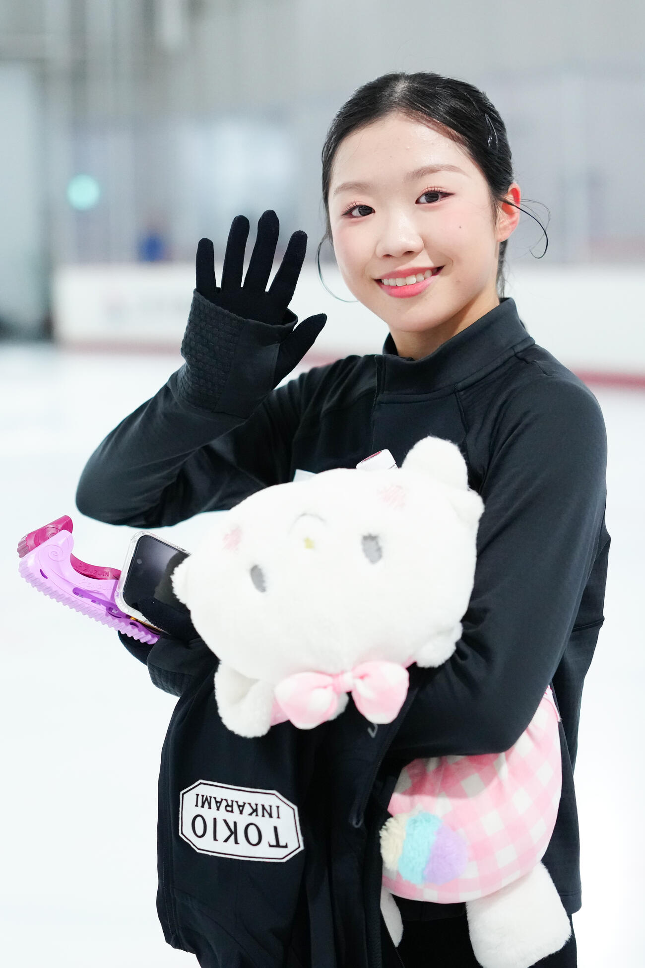 公開練習を終え、笑顔で手を振る中井亜美（撮影・江口和貴）