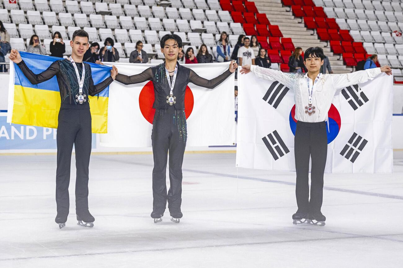 男子で優勝した蛯原大弥（中央）＝アンカラ（ISU提供・ゲッティ＝共同）