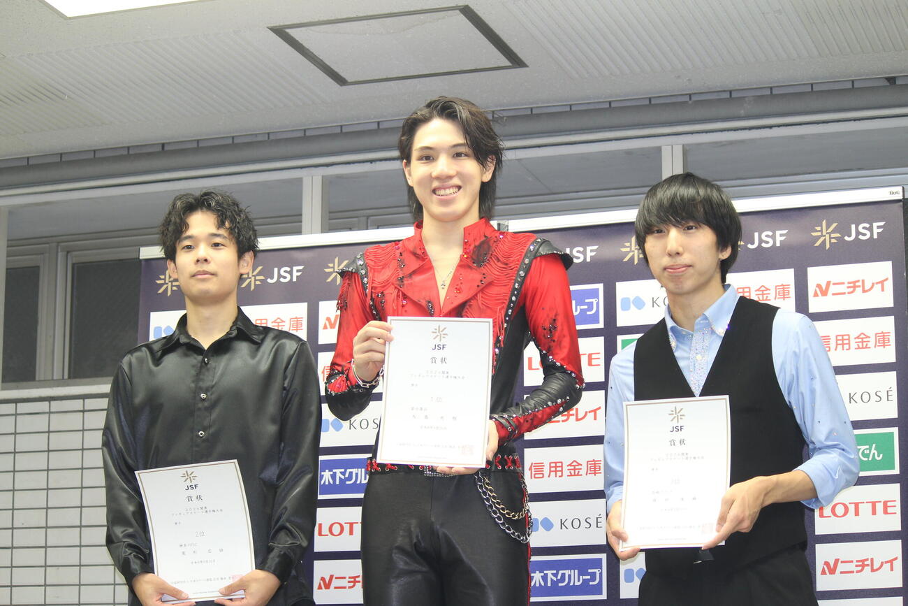 フィギュアスケート関東選手権男子フリー　表彰台で笑みを浮かべる大島光翔（中央）